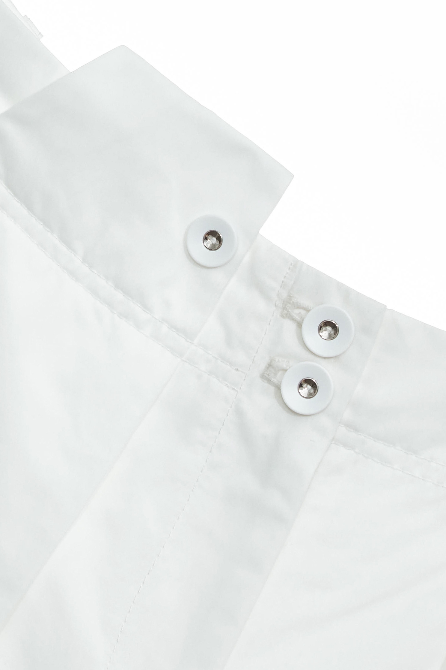 變化雙層飾片設計短褲變化雙層飾片設計短褲,上班OL穿搭,春夏穿搭,白色褲子,短褲,輕奢度假,輕奢渡假