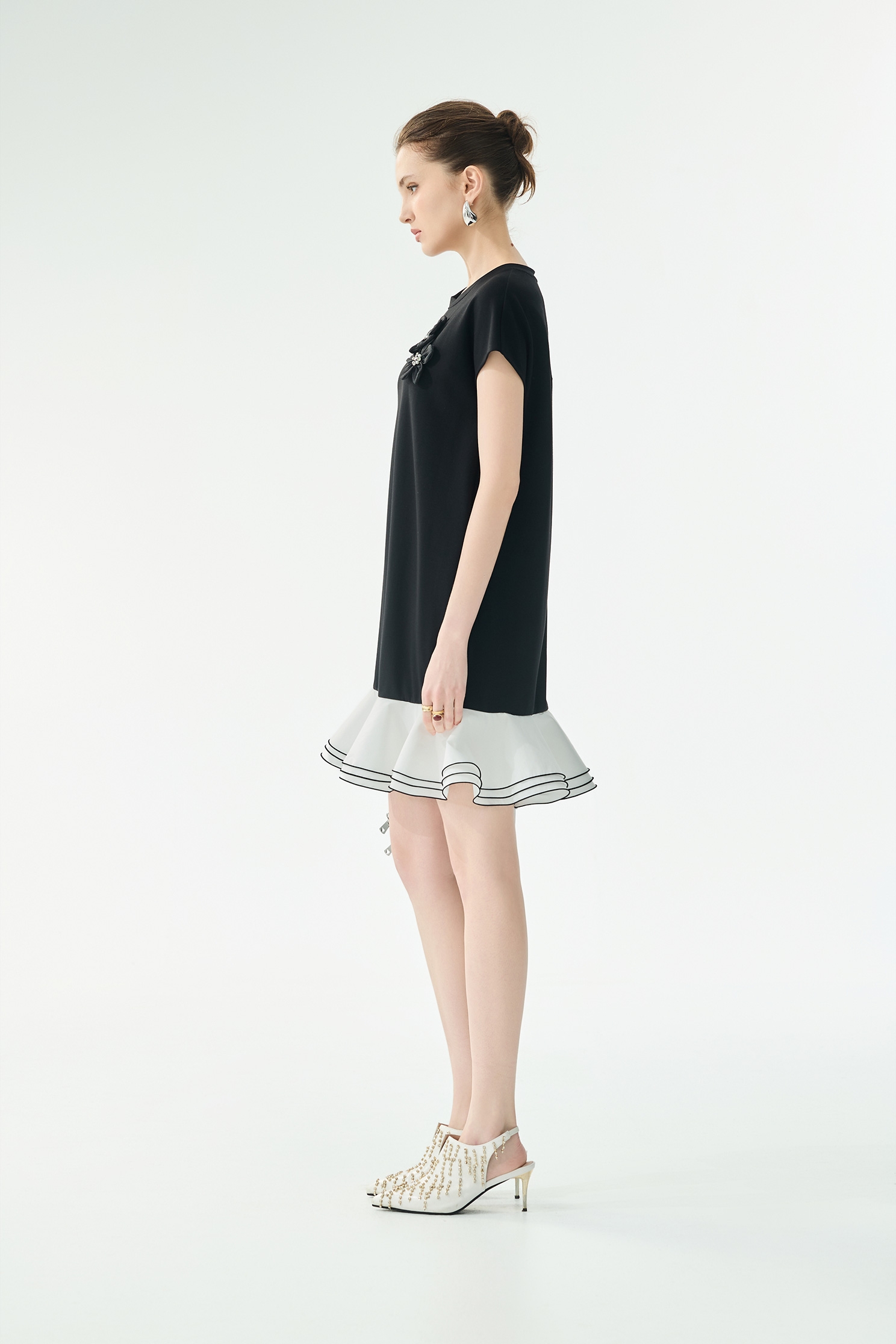 黑白異材荷葉俏麗短洋裝黑白異材荷葉俏麗短洋裝,一般洋裝,春夏穿搭,荷葉,黑色洋裝