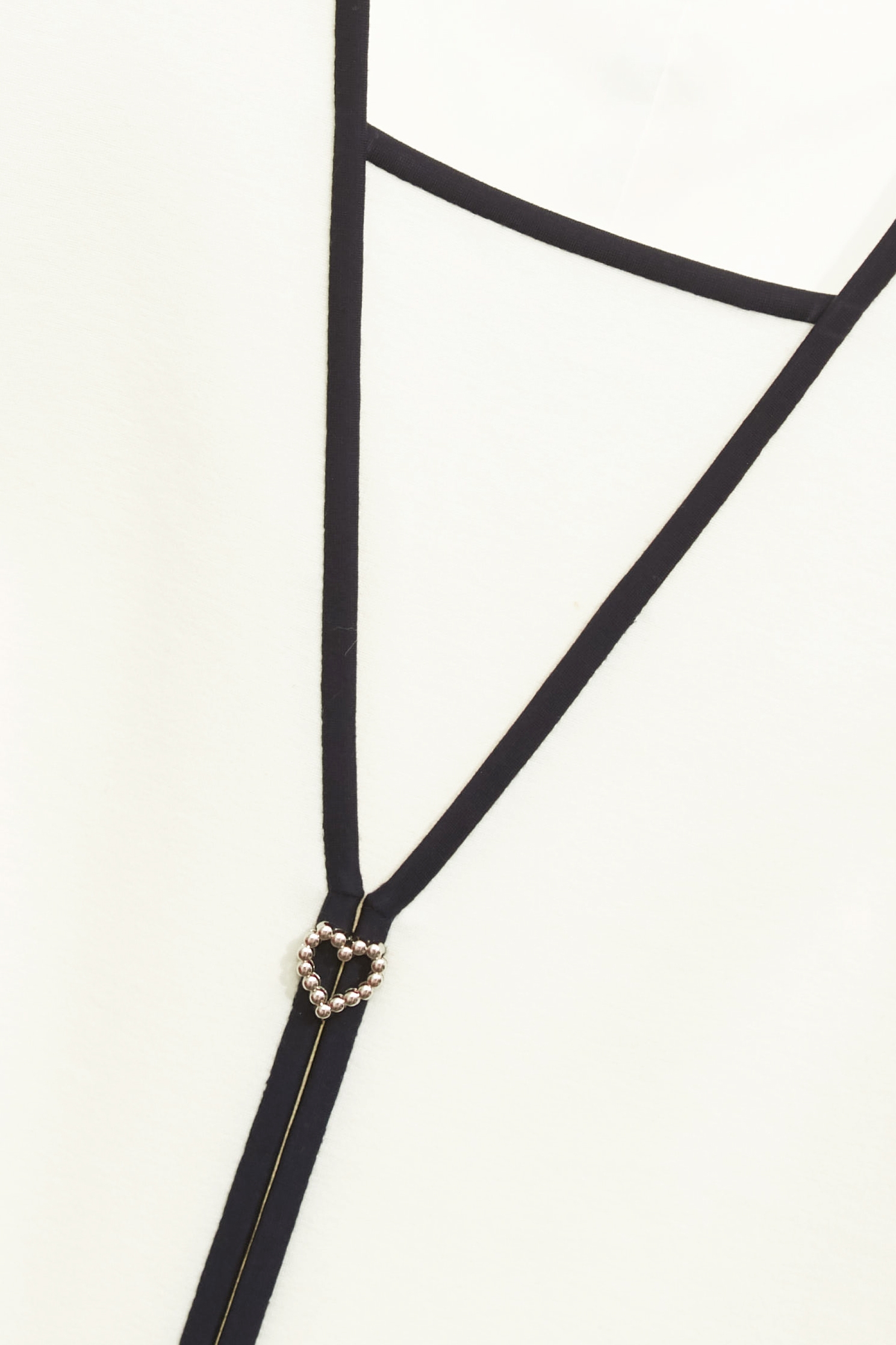 亮白色小香風飾邊洋裝亮白色小香風飾邊洋裝,V領洋裝,一般洋裝,小香風,小香風洋裝,春夏穿搭,洋裝特輯,白色洋裝,約會特輯,輕奢度假,輕奢渡假