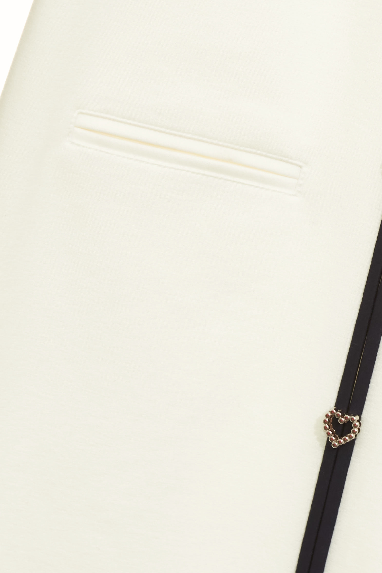 亮白色小香風飾邊洋裝亮白色小香風飾邊洋裝,V領洋裝,一般洋裝,小香風,小香風洋裝,春夏穿搭,洋裝特輯,白色洋裝,約會特輯,輕奢度假,輕奢渡假