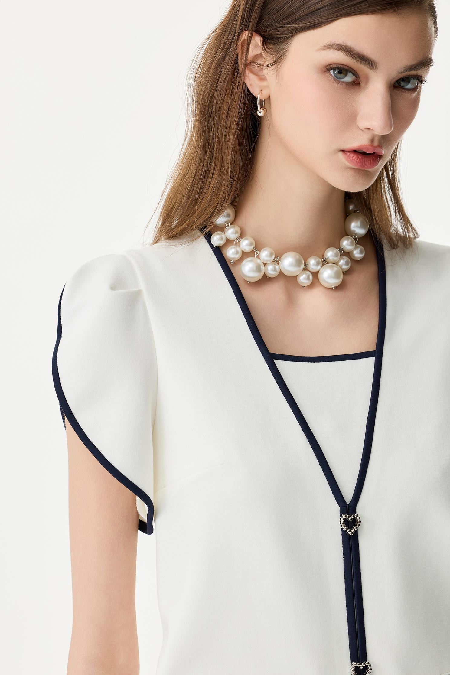 亮白色小香風飾邊洋裝亮白色小香風飾邊洋裝,V領洋裝,一般洋裝,小香風,小香風洋裝,春夏穿搭,洋裝特輯,白色洋裝,約會特輯,輕奢度假,輕奢渡假