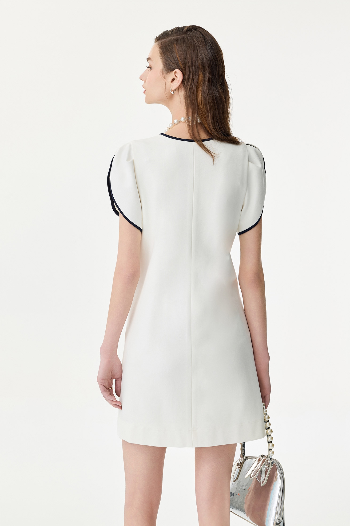 亮白色小香風飾邊洋裝亮白色小香風飾邊洋裝,V領洋裝,一般洋裝,小香風,小香風洋裝,春夏穿搭,洋裝特輯,白色洋裝,約會特輯,輕奢度假,輕奢渡假