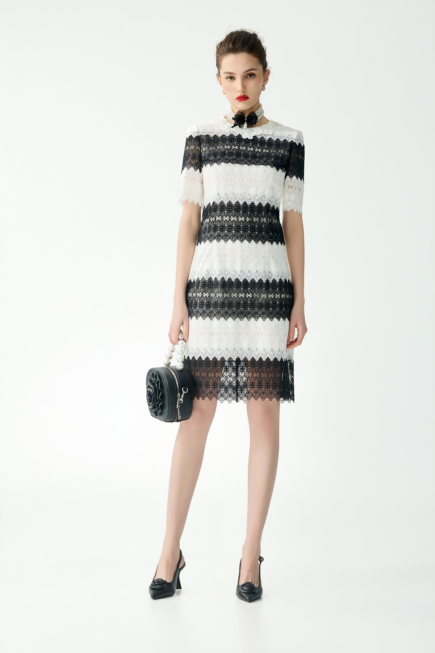 黑白蕾絲拼接佐花飾短洋裝黑白蕾絲拼接佐花飾短洋裝,一般洋裝,春夏穿搭,白色洋裝,蕾絲