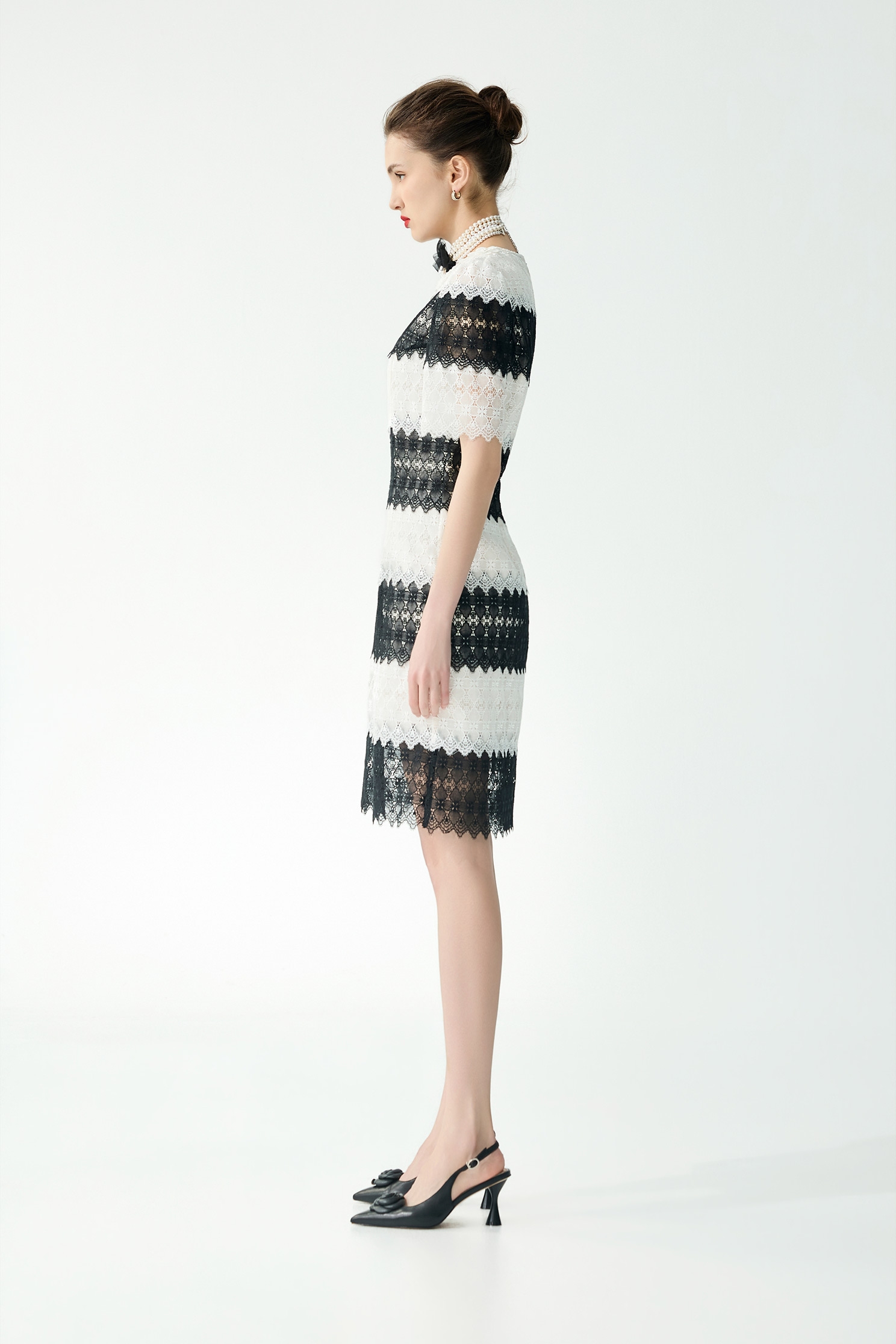 黑白蕾絲拼接佐花飾短洋裝黑白蕾絲拼接佐花飾短洋裝,一般洋裝,春夏穿搭,白色洋裝,蕾絲
