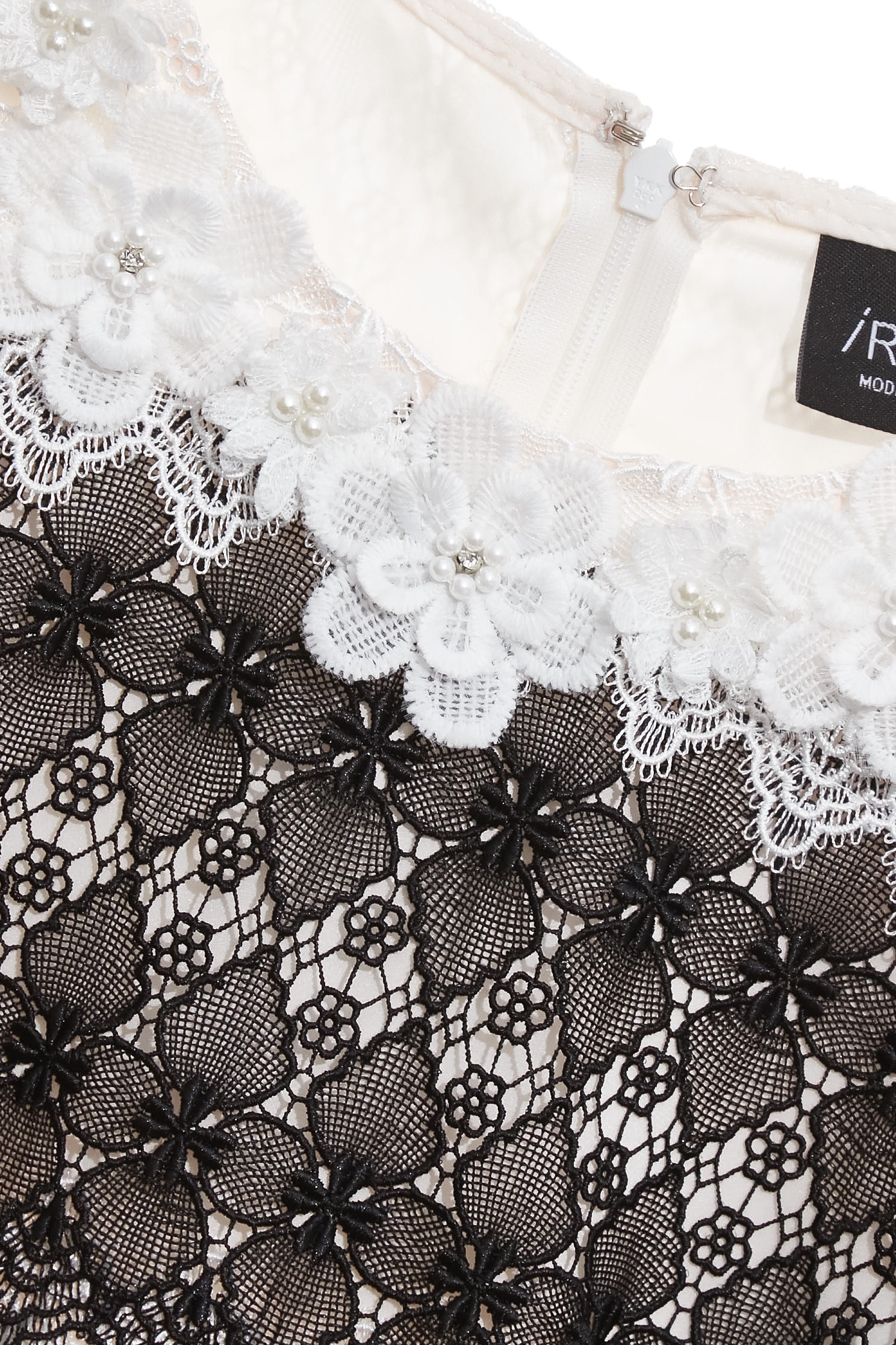 黑白蕾絲拼接佐花飾短洋裝黑白蕾絲拼接佐花飾短洋裝,一般洋裝,春夏穿搭,白色洋裝,蕾絲