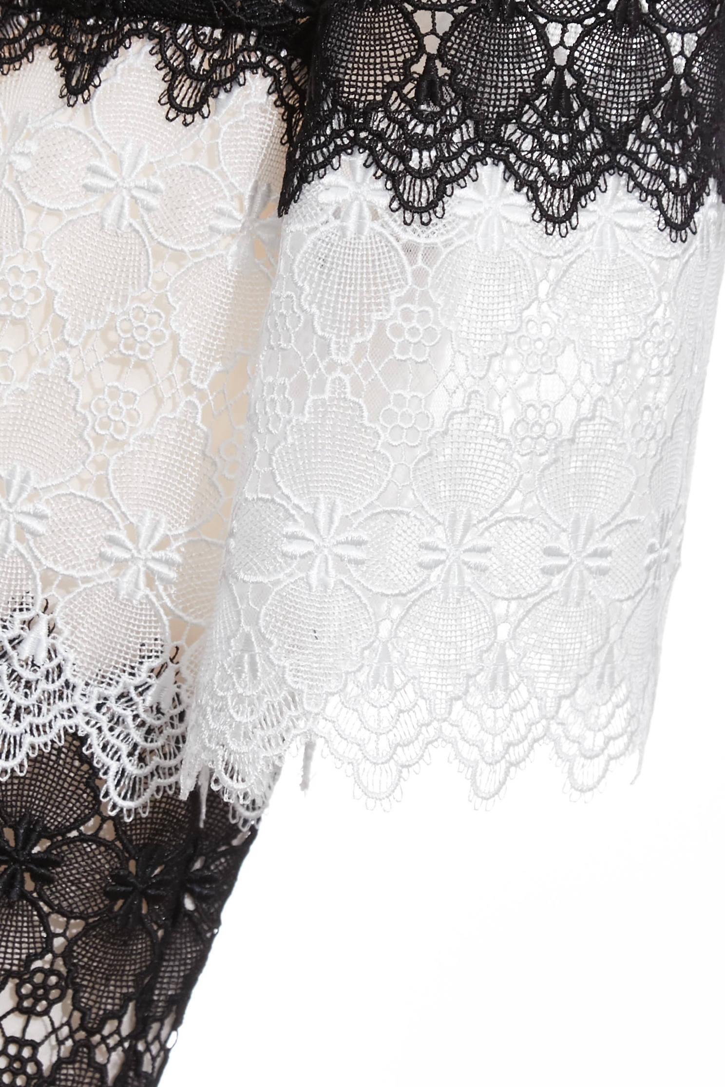 黑白蕾絲拼接佐花飾短洋裝黑白蕾絲拼接佐花飾短洋裝,一般洋裝,春夏穿搭,白色洋裝,蕾絲