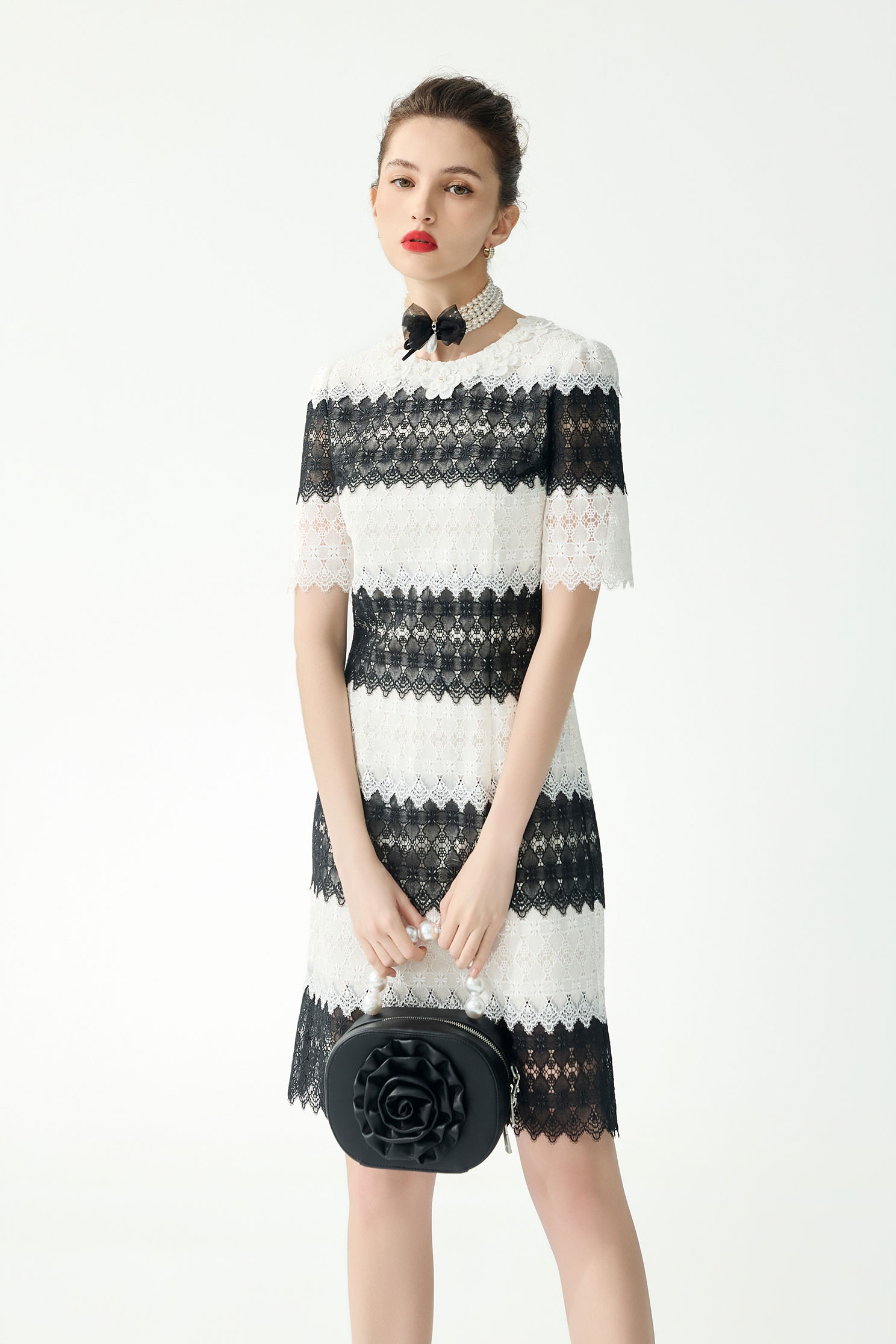 黑白蕾絲拼接佐花飾短洋裝黑白蕾絲拼接佐花飾短洋裝,一般洋裝,春夏穿搭,白色洋裝,蕾絲