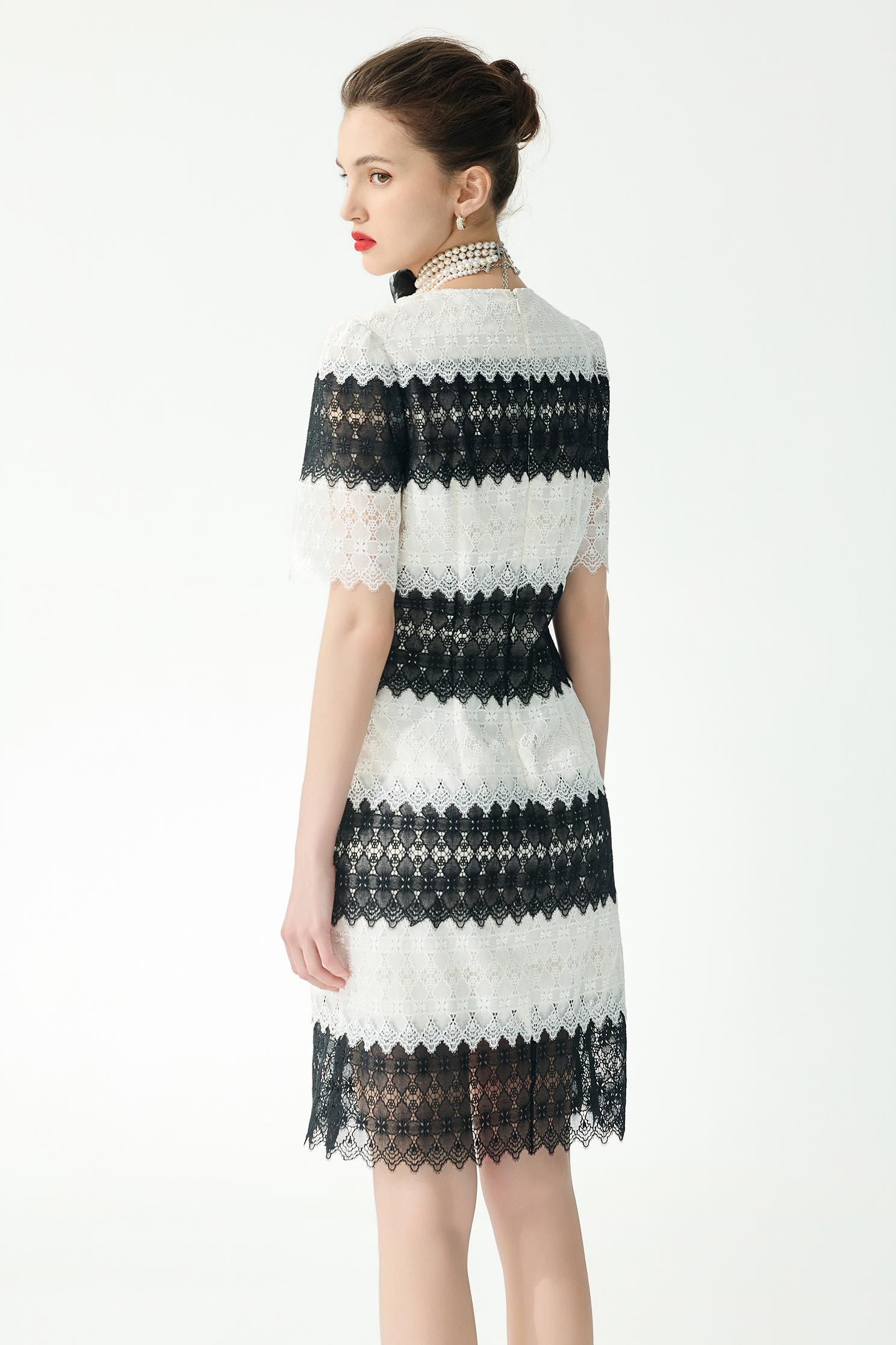 黑白蕾絲拼接佐花飾短洋裝黑白蕾絲拼接佐花飾短洋裝,一般洋裝,春夏穿搭,白色洋裝,蕾絲
