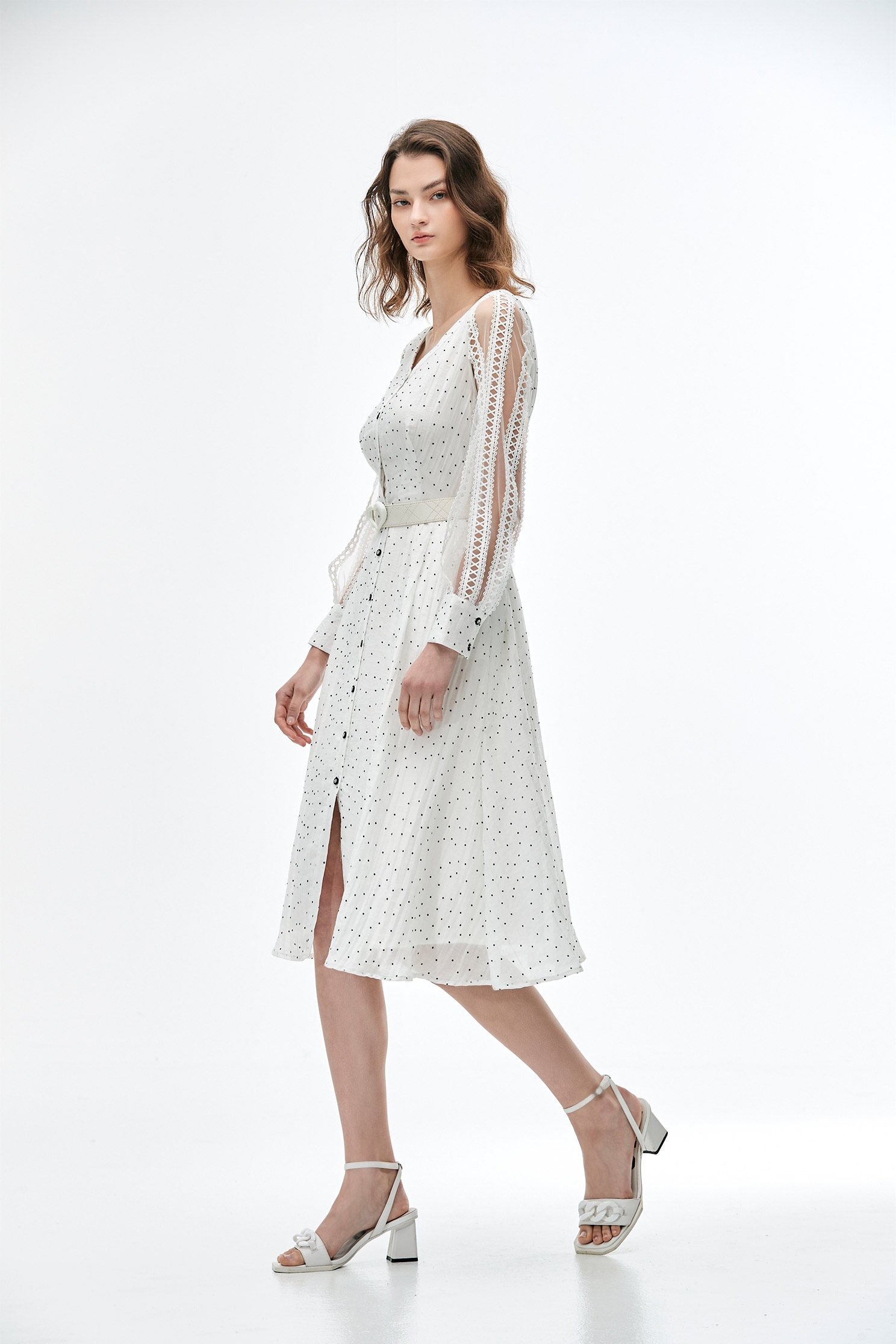 鑲蕾絲織帶長版洋裝鑲蕾絲織帶長版洋裝,一般洋裝,女王風範,春夏穿搭,母親節專區,波點,洋裝特輯,白色洋裝,約會特輯,蕾絲