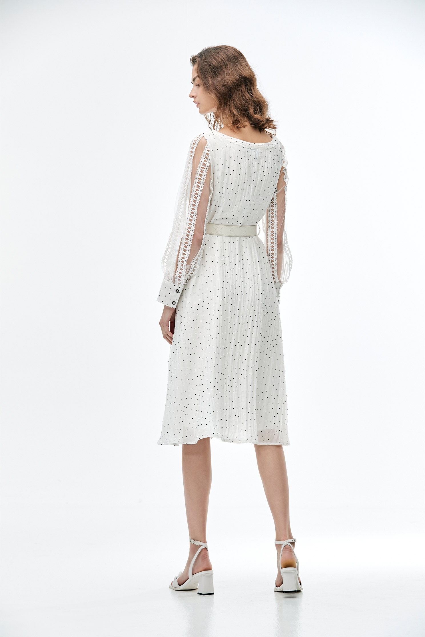 鑲蕾絲織帶長版洋裝鑲蕾絲織帶長版洋裝,一般洋裝,女王風範,春夏穿搭,母親節專區,波點,洋裝特輯,白色洋裝,約會特輯,蕾絲