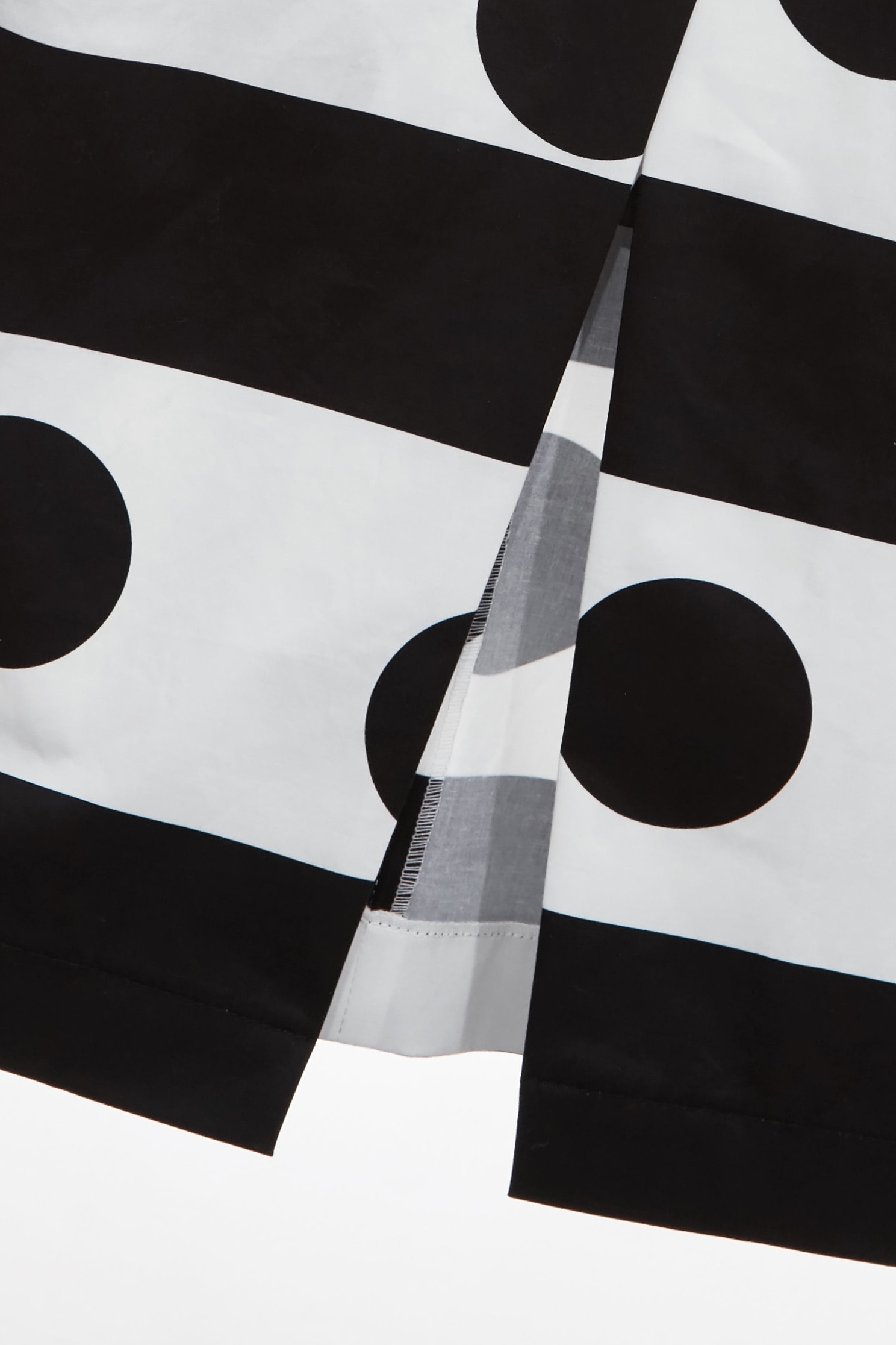 異材拼接黑白波點花苞洋裝異材拼接黑白波點花苞洋裝,一般洋裝,上班OL穿搭,人氣商品,春夏穿搭,波點,洋裝特輯