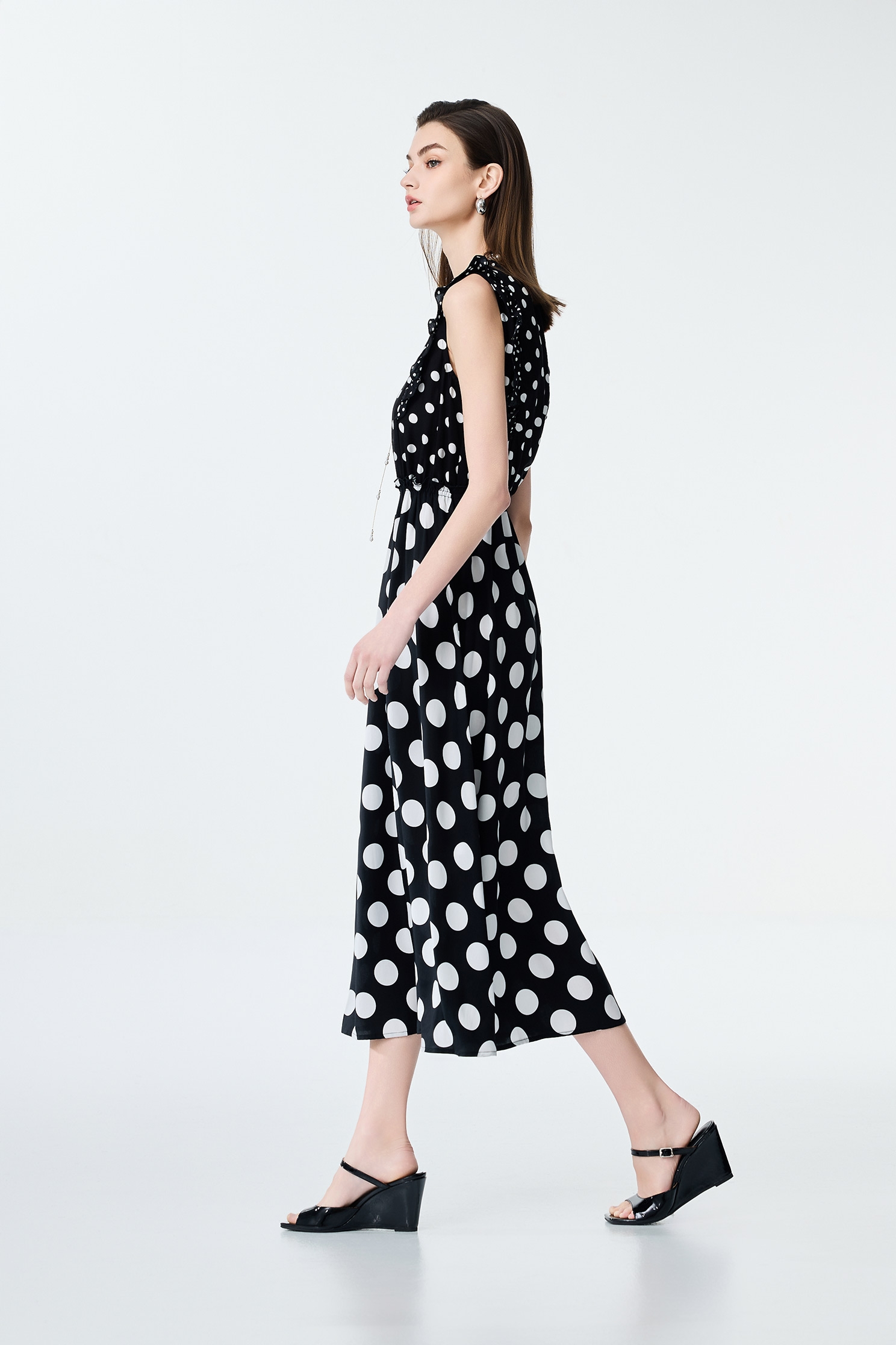 黑白點荷葉背心洋裝黑白點荷葉背心洋裝,一般洋裝,上班OL穿搭,人氣商品,春夏穿搭,洋裝特輯,背心,荷葉