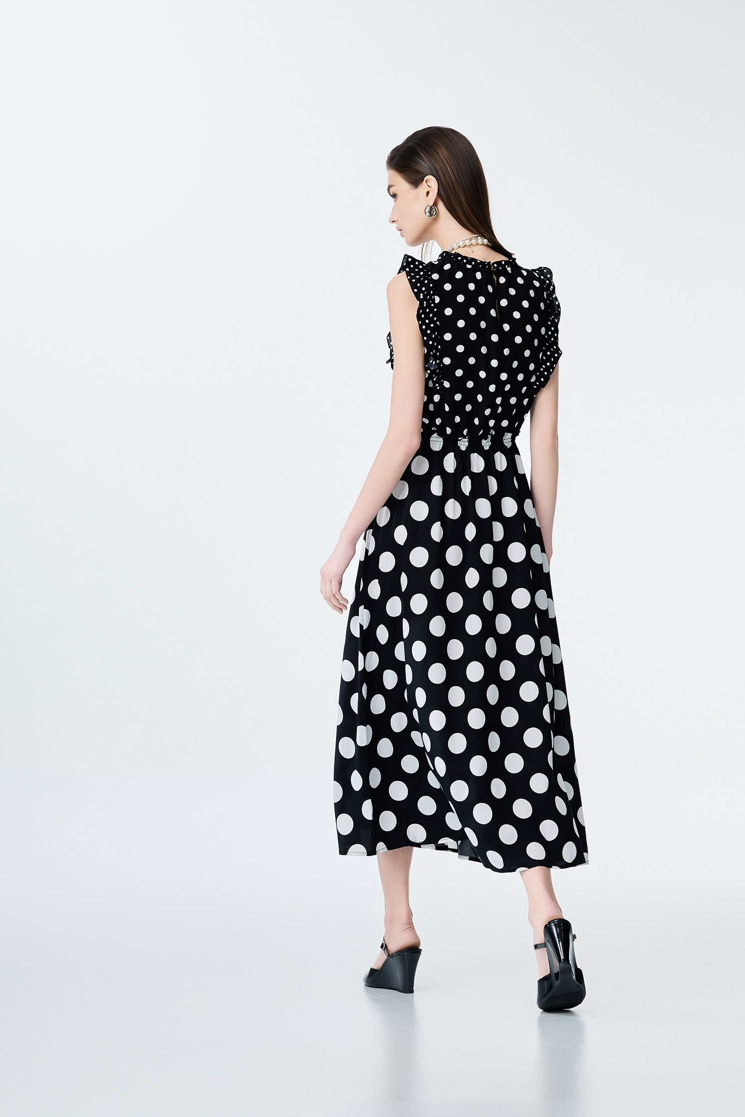 黑白點荷葉背心洋裝黑白點荷葉背心洋裝,一般洋裝,上班OL穿搭,人氣商品,春夏穿搭,洋裝特輯,背心,荷葉