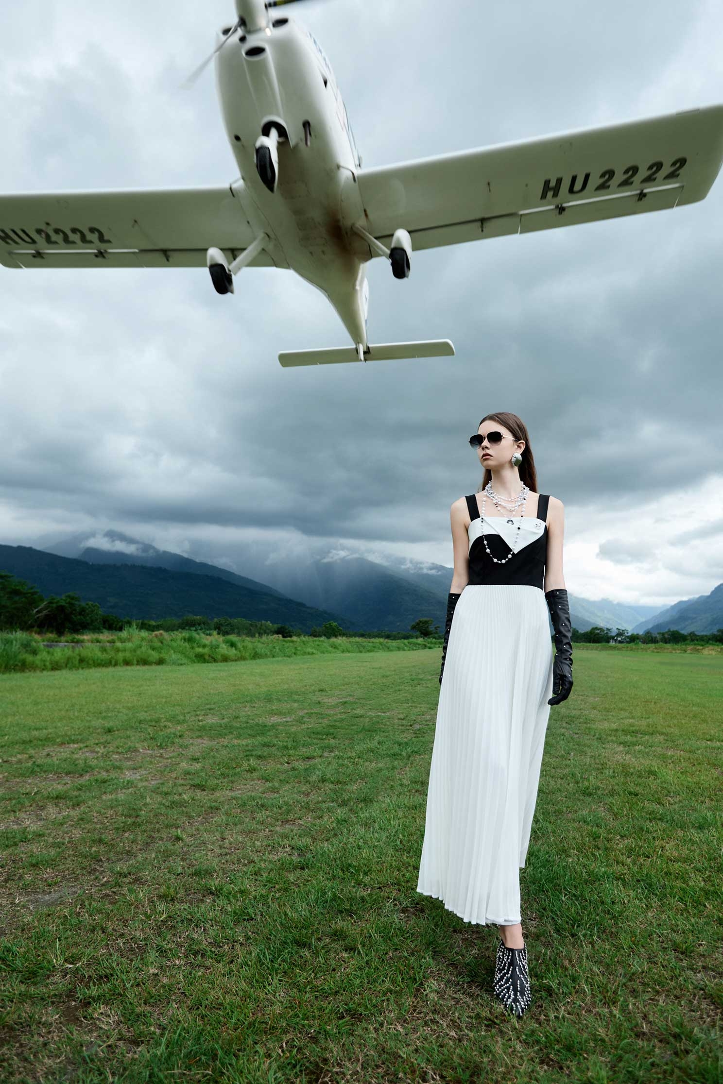 女神式黑白拼接壓摺長洋女神式黑白拼接壓摺長洋,一般洋裝,人氣商品,洋裝特輯,珍珠,秋冬穿搭,雪紡