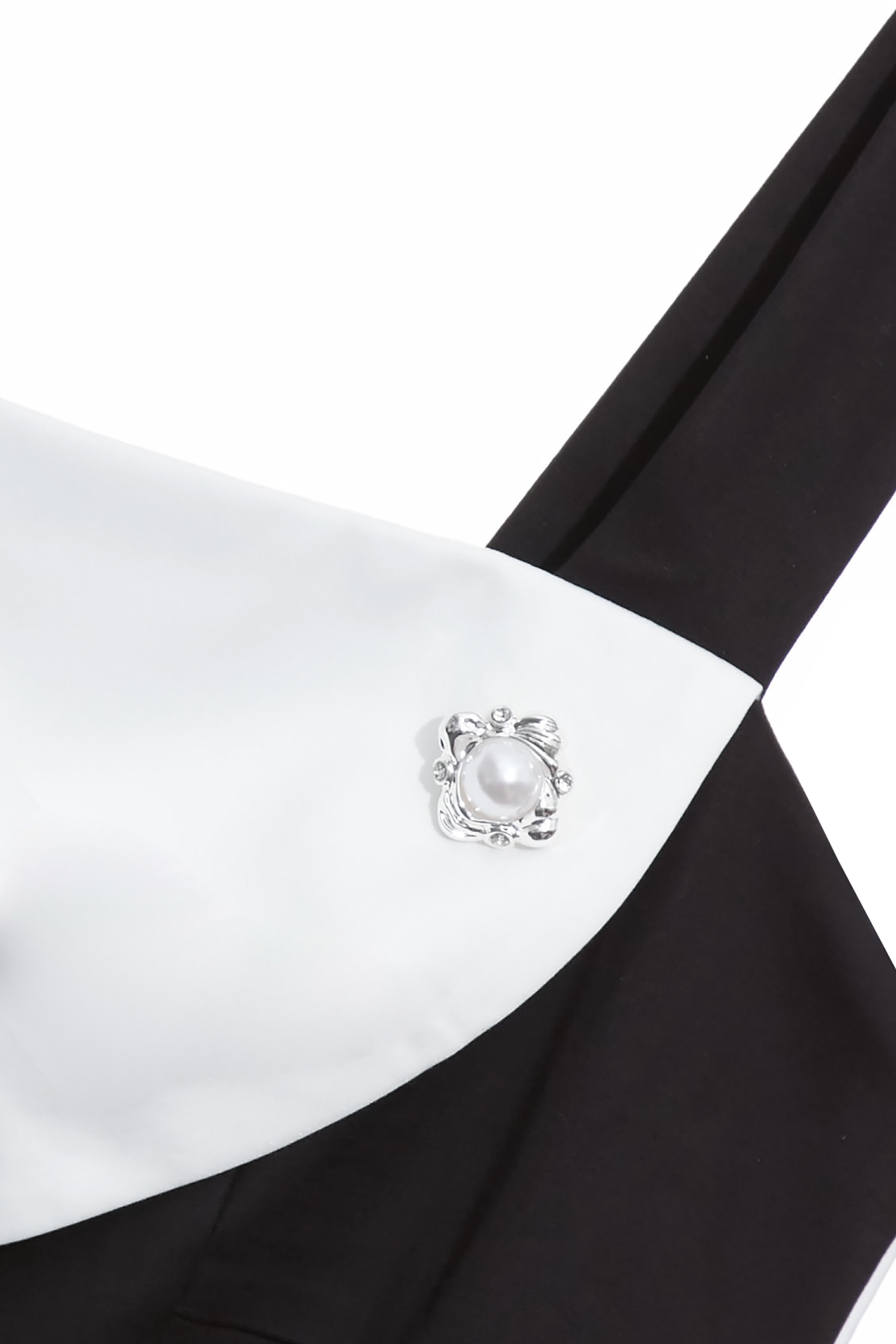 女神式黑白拼接壓摺長洋女神式黑白拼接壓摺長洋,一般洋裝,人氣商品,洋裝特輯,珍珠,秋冬穿搭,雪紡