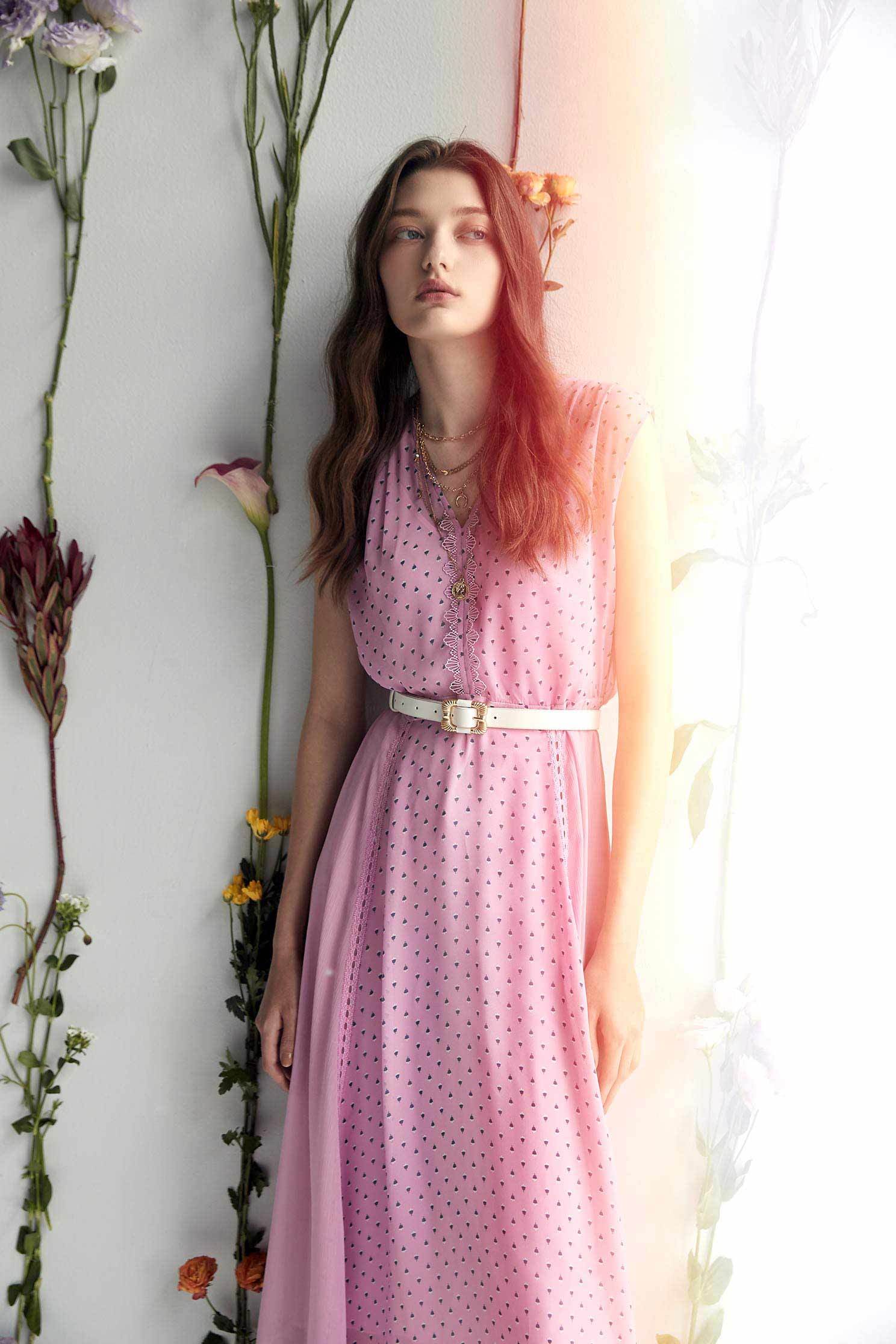 粉紫小雛菊印花長洋裝粉紫小雛菊印花長洋裝,一般洋裝,內搭上衣,女王風範,小禮服,春夏穿搭,母親節專區,洋裝特輯,蕾絲,雪紡,雪紡洋裝