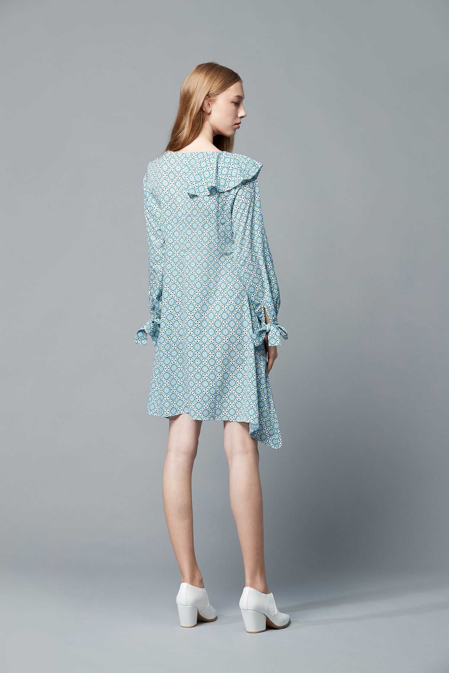 復古圓點洋裝復古圓點洋裝,V領洋裝,一般洋裝,印花洋裝,小禮服,春夏穿搭,波點,碎花洋裝,秋冬穿搭,長袖洋裝,雪紡洋裝