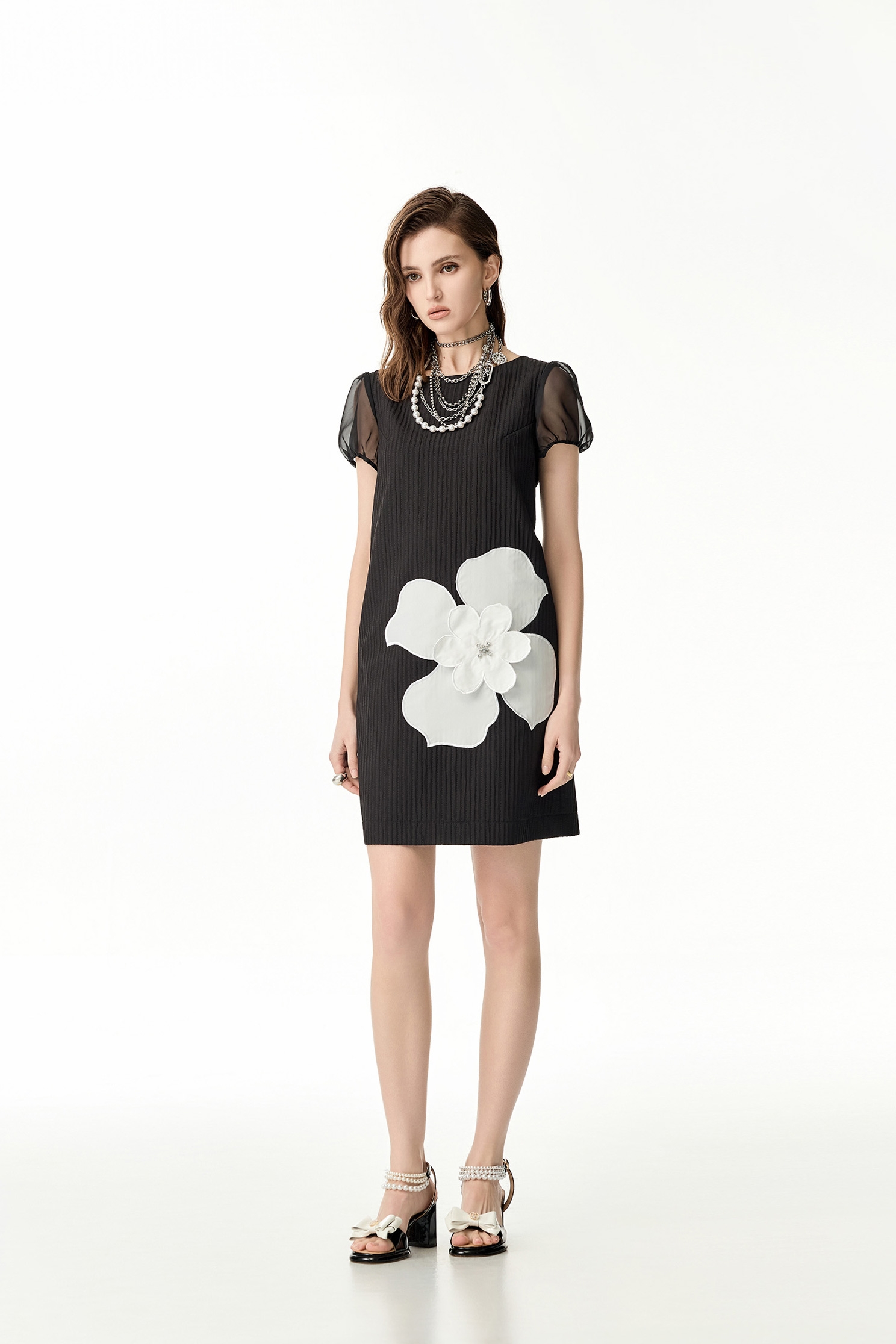 立體白花貼布繡短洋裝立體白花貼布繡短洋裝,一般洋裝,春夏穿搭,洋裝特輯,短袖洋裝,花花世界,黑色洋裝