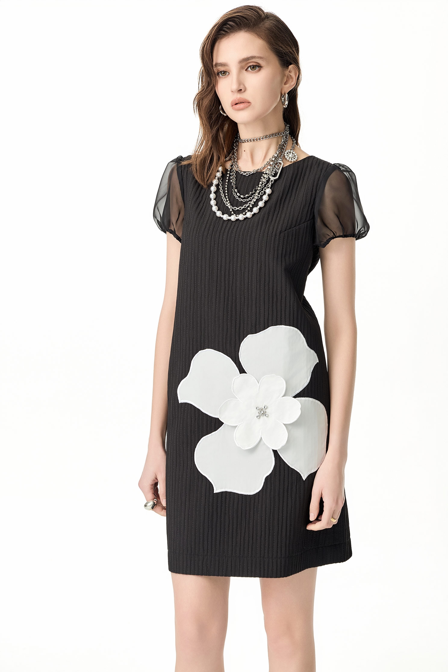 立體白花貼布繡短洋裝立體白花貼布繡短洋裝,一般洋裝,春夏穿搭,洋裝特輯,短袖洋裝,花花世界,黑色洋裝