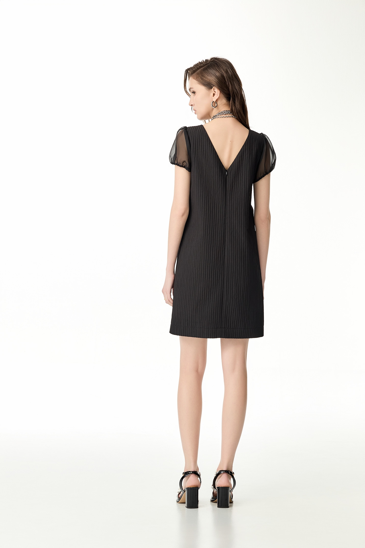 立體白花貼布繡短洋裝立體白花貼布繡短洋裝,一般洋裝,春夏穿搭,洋裝特輯,短袖洋裝,花花世界,黑色洋裝