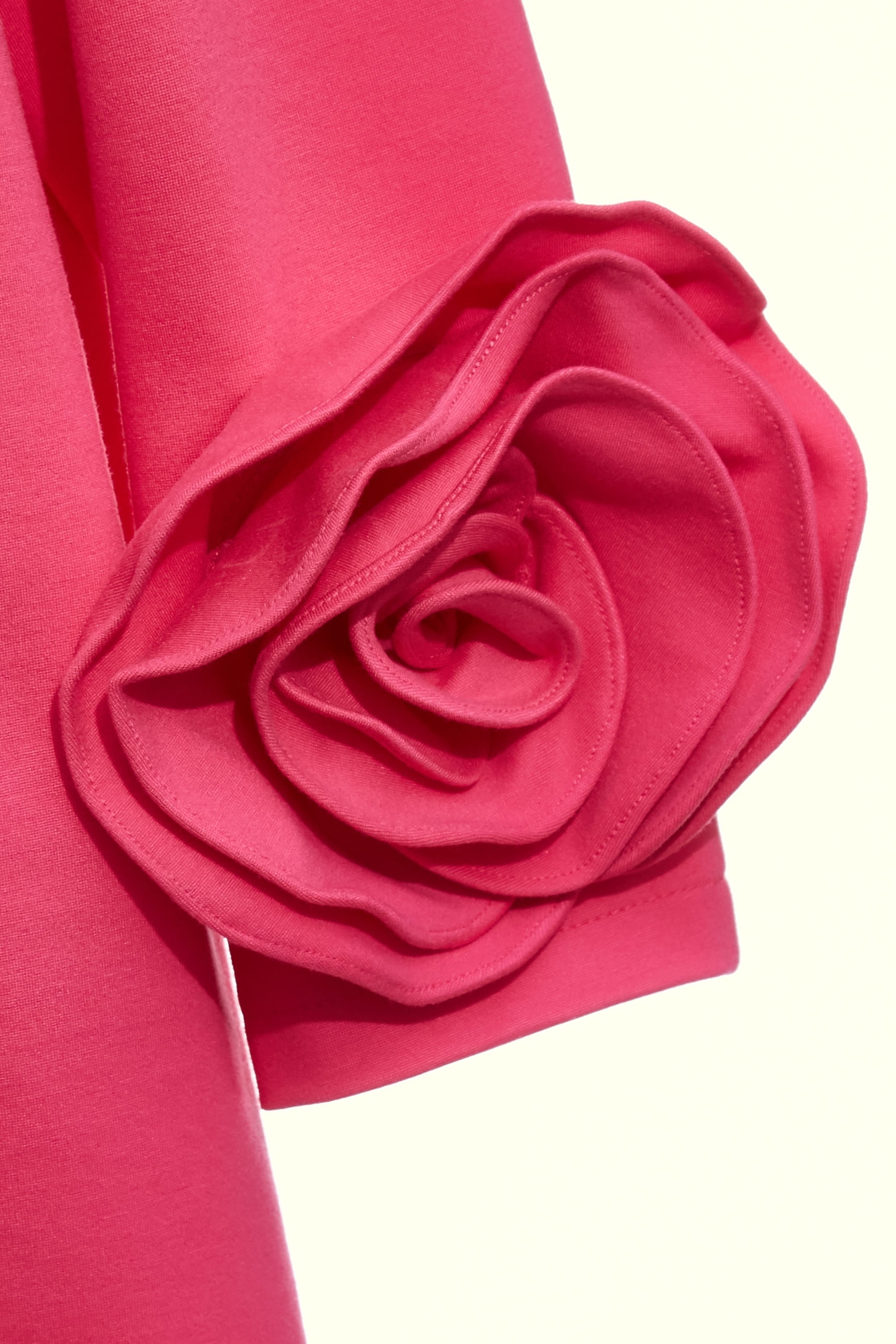 玫瑰繞花袖直筒短洋裝玫瑰繞花袖直筒短洋裝,一般洋裝,春夏穿搭,洋裝特輯,簡約穿搭,黑色洋裝