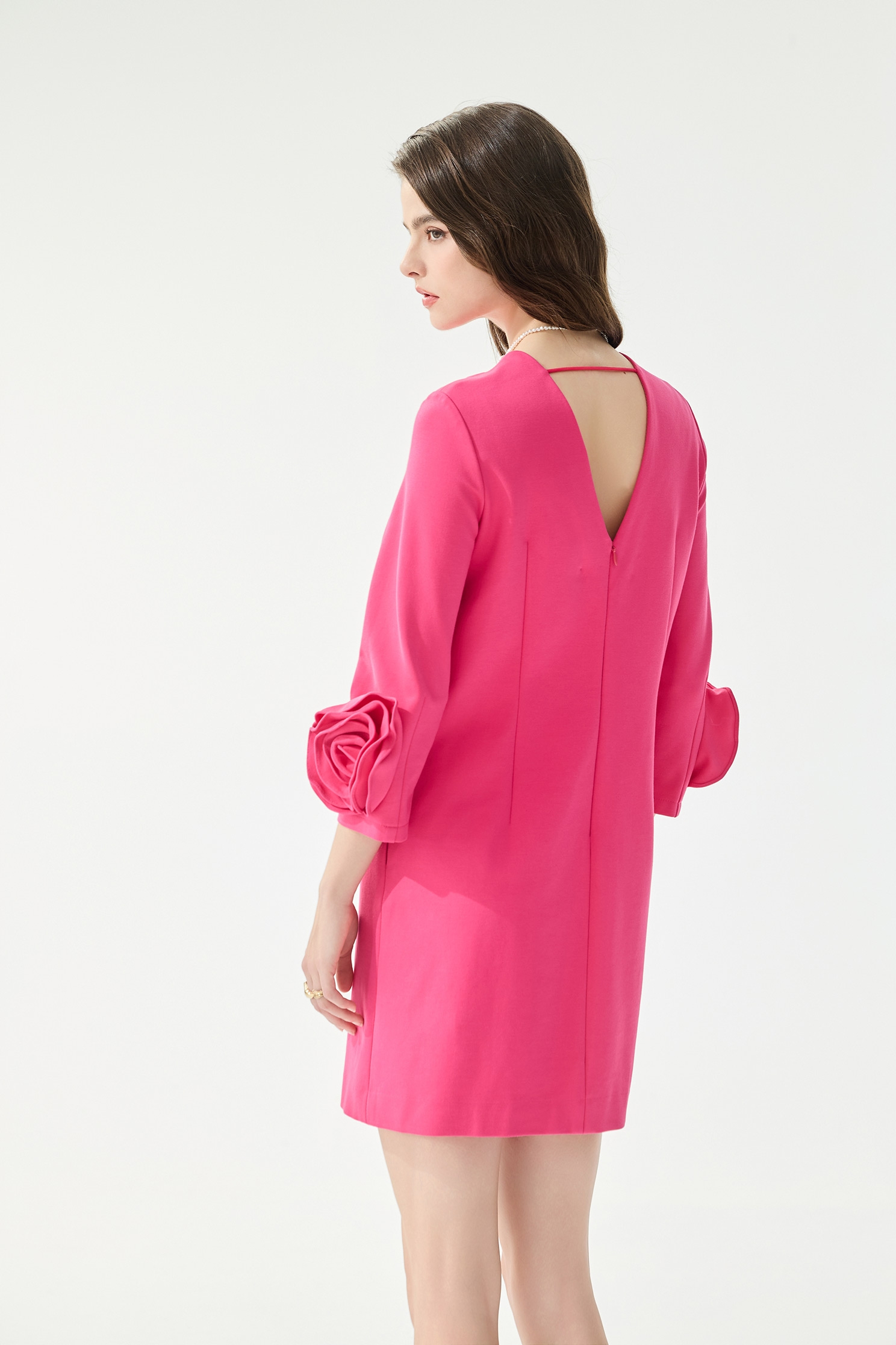 玫瑰繞花袖直筒短洋裝玫瑰繞花袖直筒短洋裝,一般洋裝,春夏穿搭,洋裝特輯,簡約穿搭,黑色洋裝