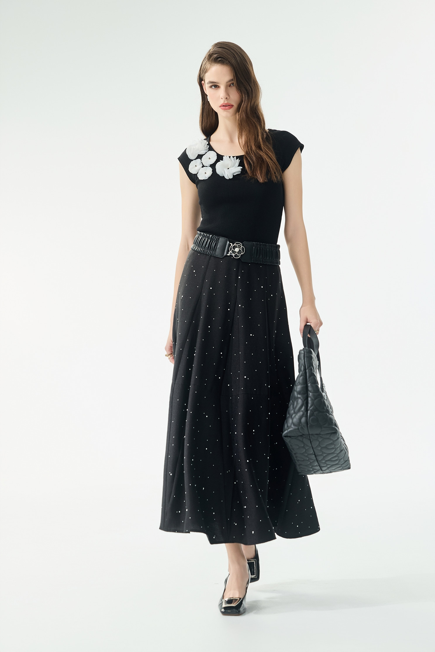 黑白配色立體花朵針織單品黑白配色立體花朵針織單品,一般背心,一般背心馬甲,春夏穿搭,條紋,背心,針織,針織背心,黑色背心