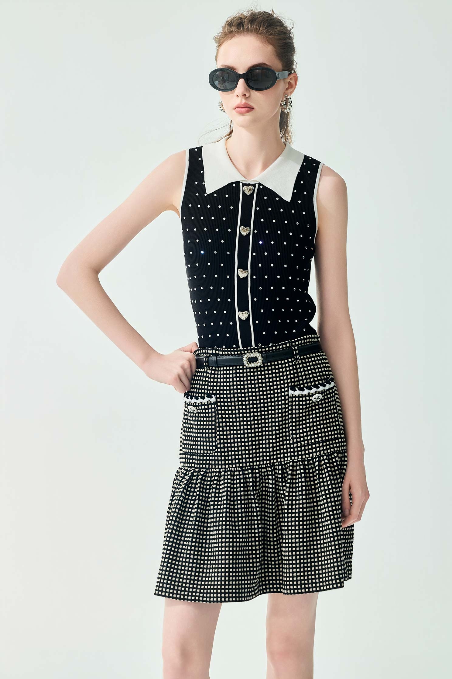 黑白配色燙鑽針織背心黑白配色燙鑽針織背心,一般背心,一般背心馬甲,春夏穿搭,白色背心,背心,針織,針織背心,黑色背心