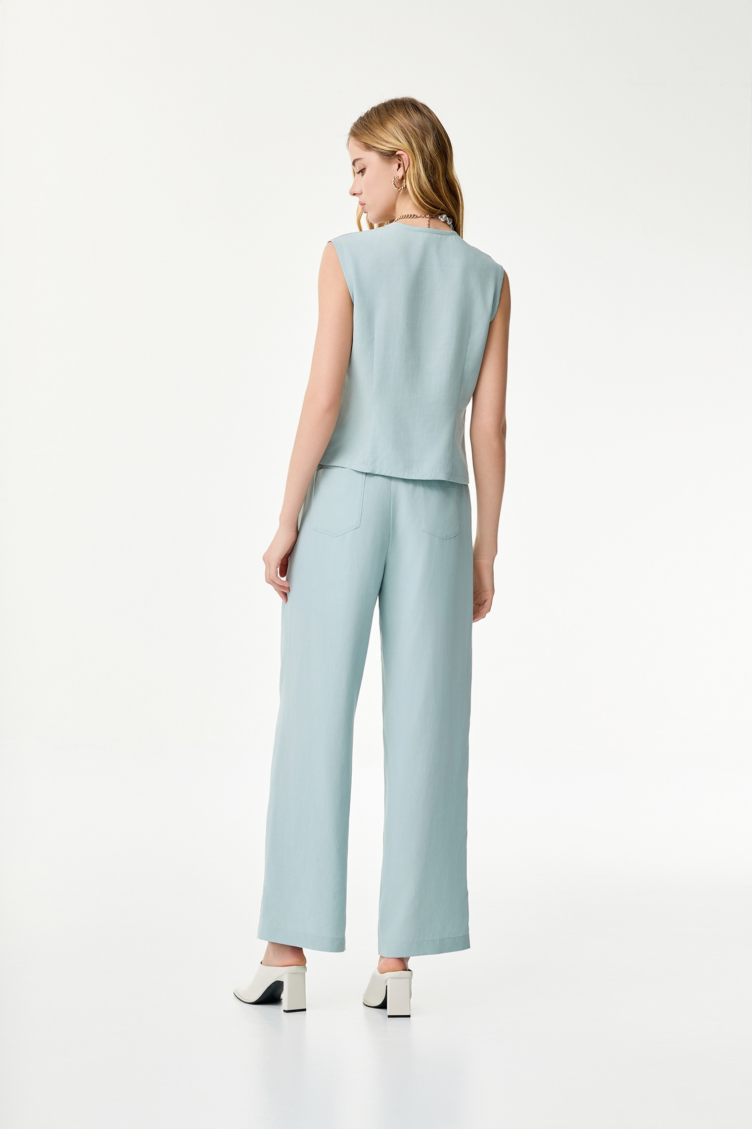 海沫綠抓褶V領棉麻背心海沫綠抓褶V領棉麻背心,V領背心,一般背心,一般背心馬甲,上班OL穿搭,春夏穿搭,時髦成套搭配,背心