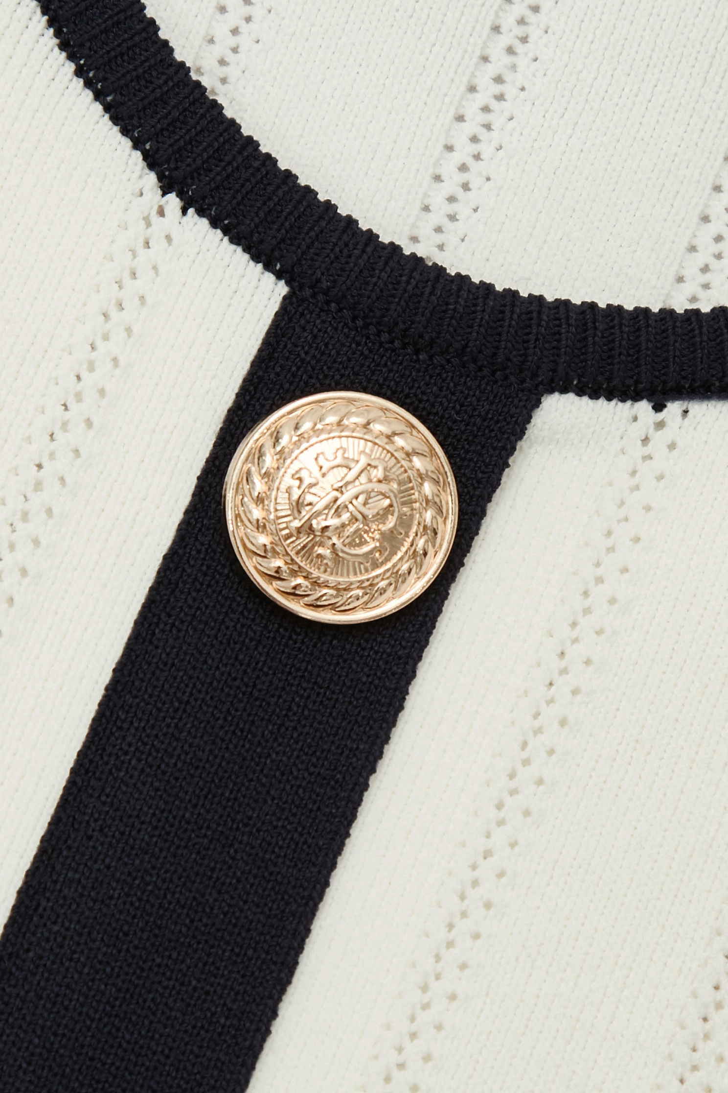 亮白色小香風針織背心亮白色小香風針織背心,一般背心,一般背心馬甲,上班OL穿搭,上衣,小香風,春夏穿搭,條紋,無袖背心,白色背心,約會特輯,背心,針織,針織背心