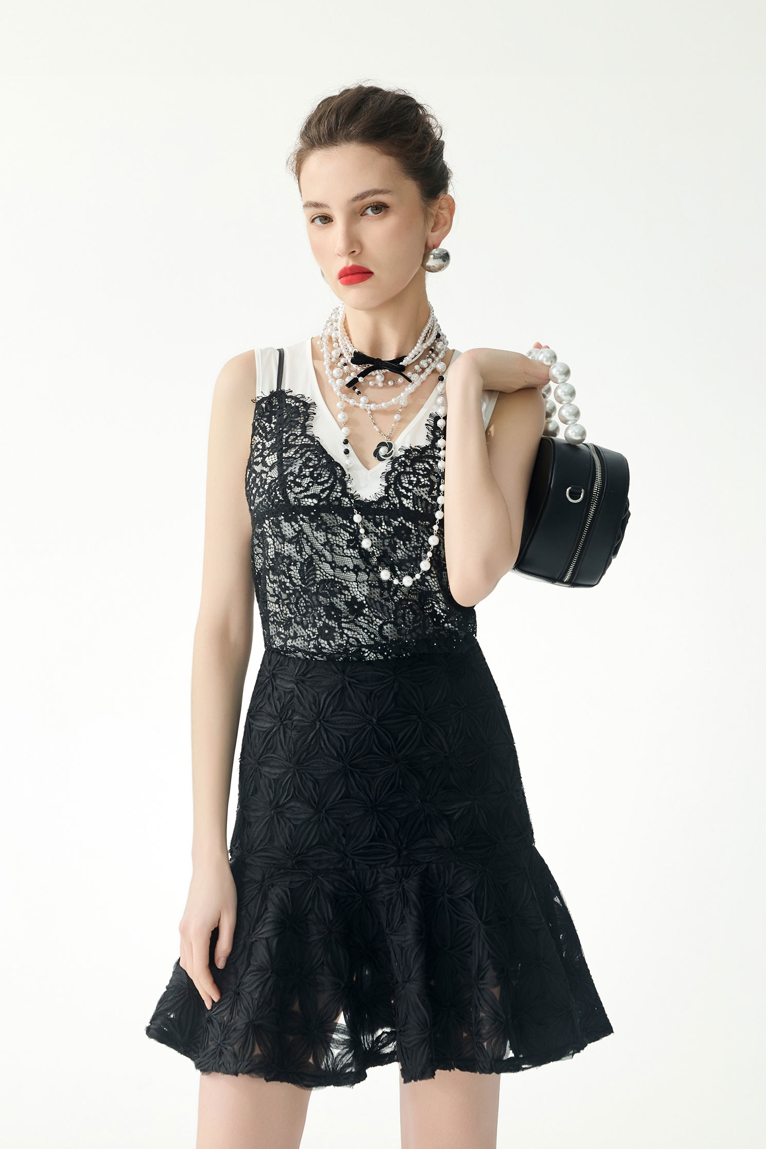 黑白V領兩件式蕾絲背心黑白V領兩件式蕾絲背心,一般背心,一般背心馬甲,春夏穿搭,白色背心,背心,蕾絲,黑色背心