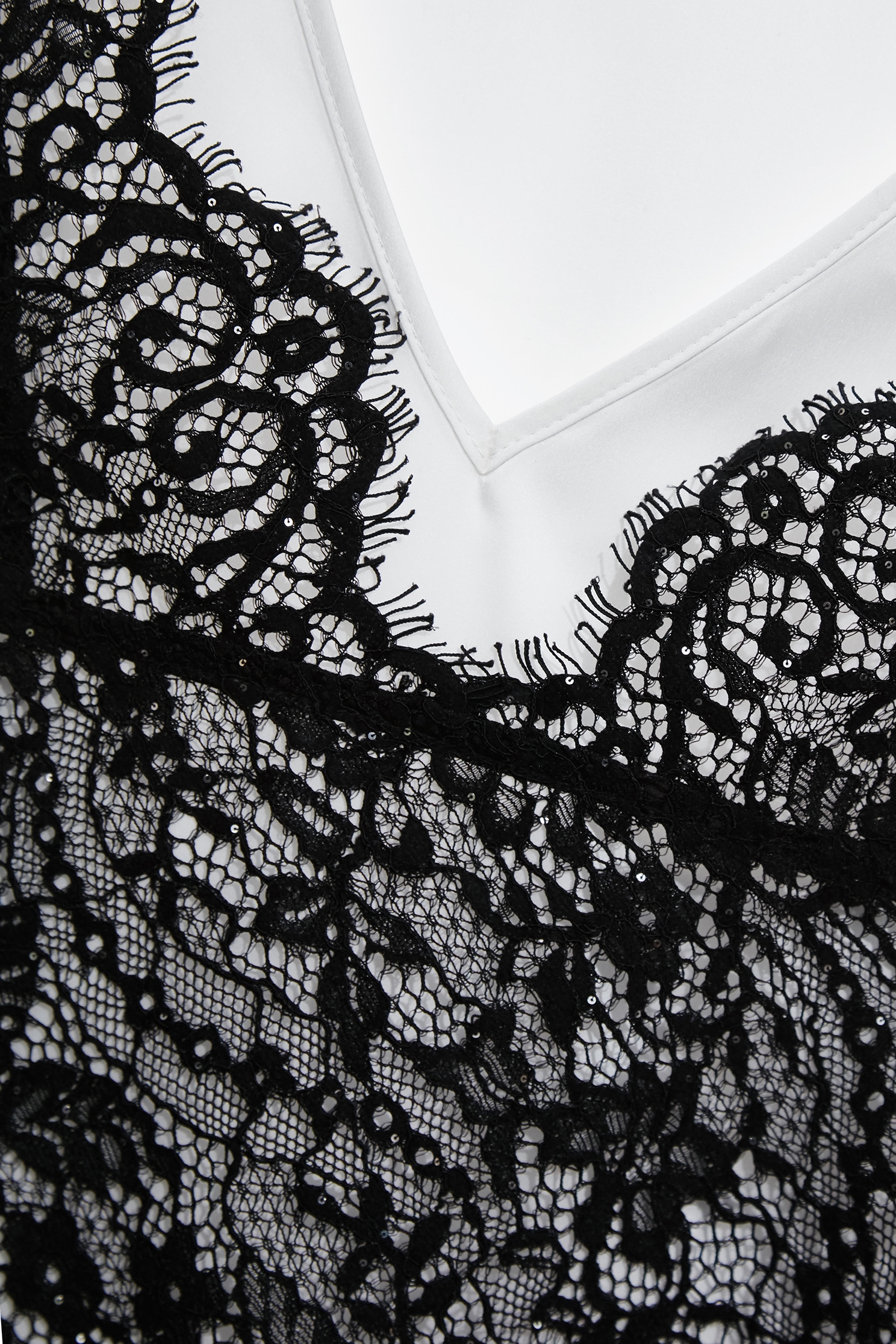 黑白V領兩件式蕾絲背心黑白V領兩件式蕾絲背心,一般背心,一般背心馬甲,春夏穿搭,白色背心,背心,蕾絲,黑色背心