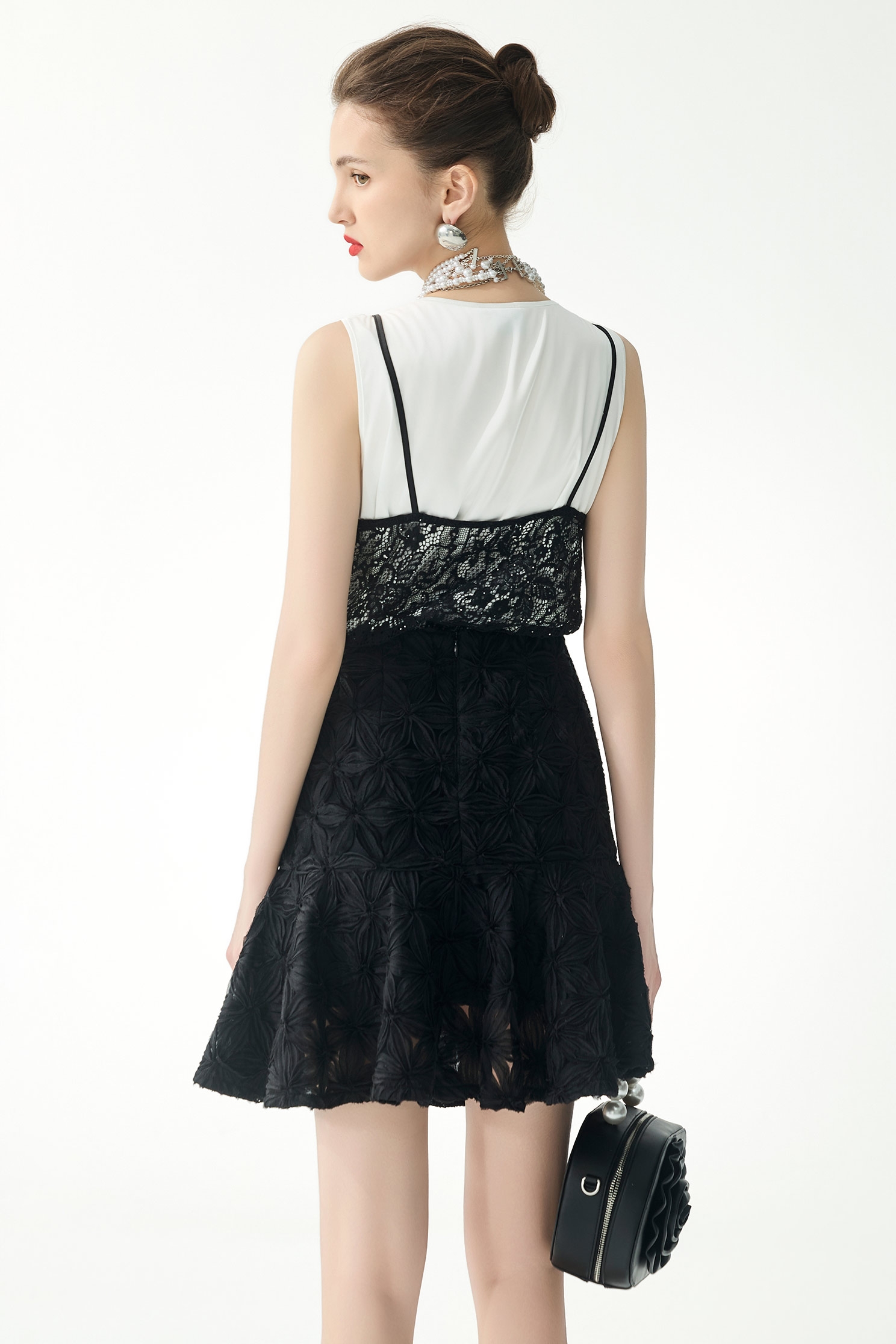 黑白V領兩件式蕾絲背心黑白V領兩件式蕾絲背心,一般背心,一般背心馬甲,春夏穿搭,白色背心,背心,蕾絲,黑色背心