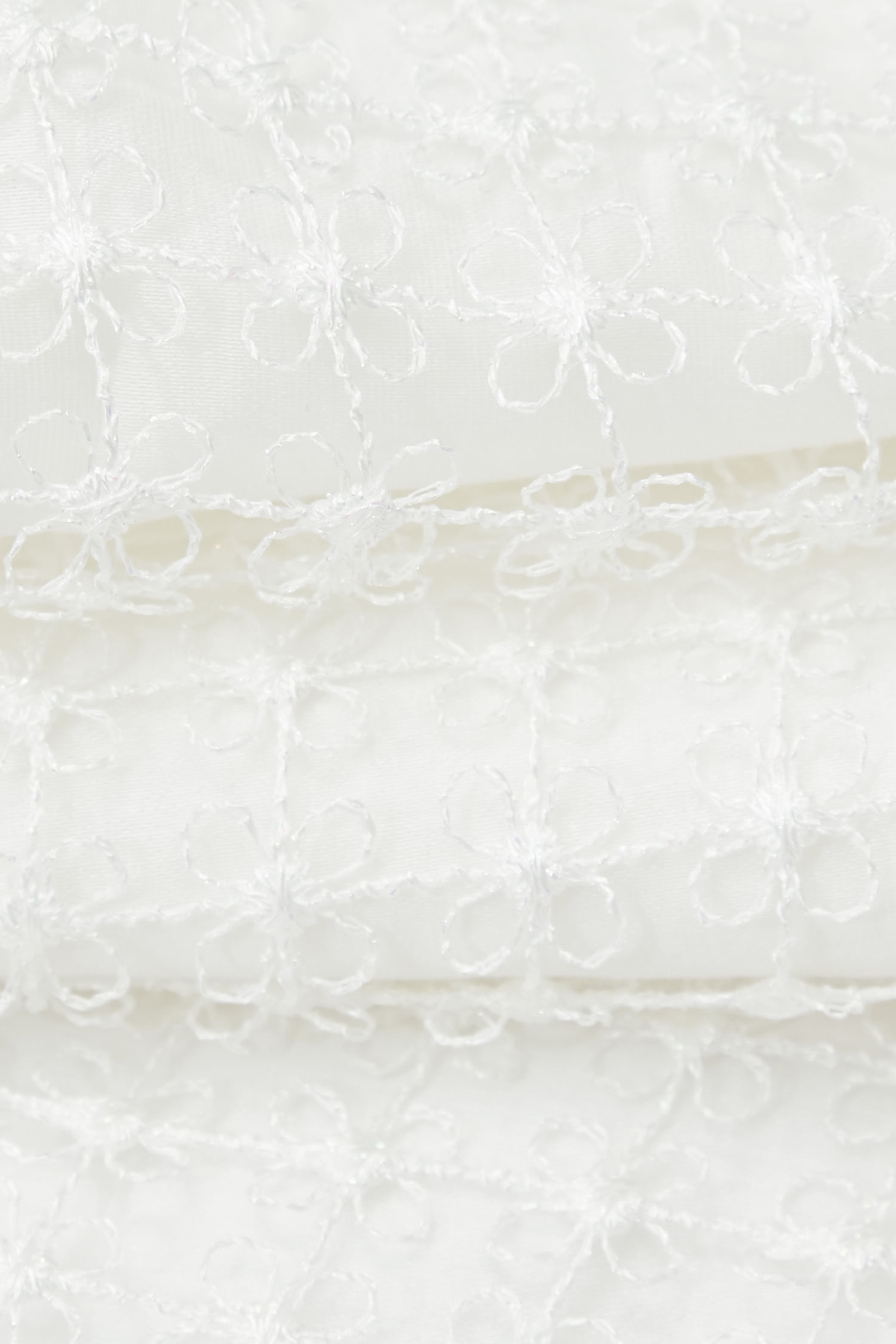 簍空花朵蕾絲上衣簍空花朵蕾絲上衣,V領上衣,V領背心,一般背心,一般背心馬甲,上班OL穿搭,上衣,人氣商品,春夏穿搭,無袖上衣,無袖背心,白色背心,約會特輯,背心,荷葉,蕾絲,蕾絲上衣