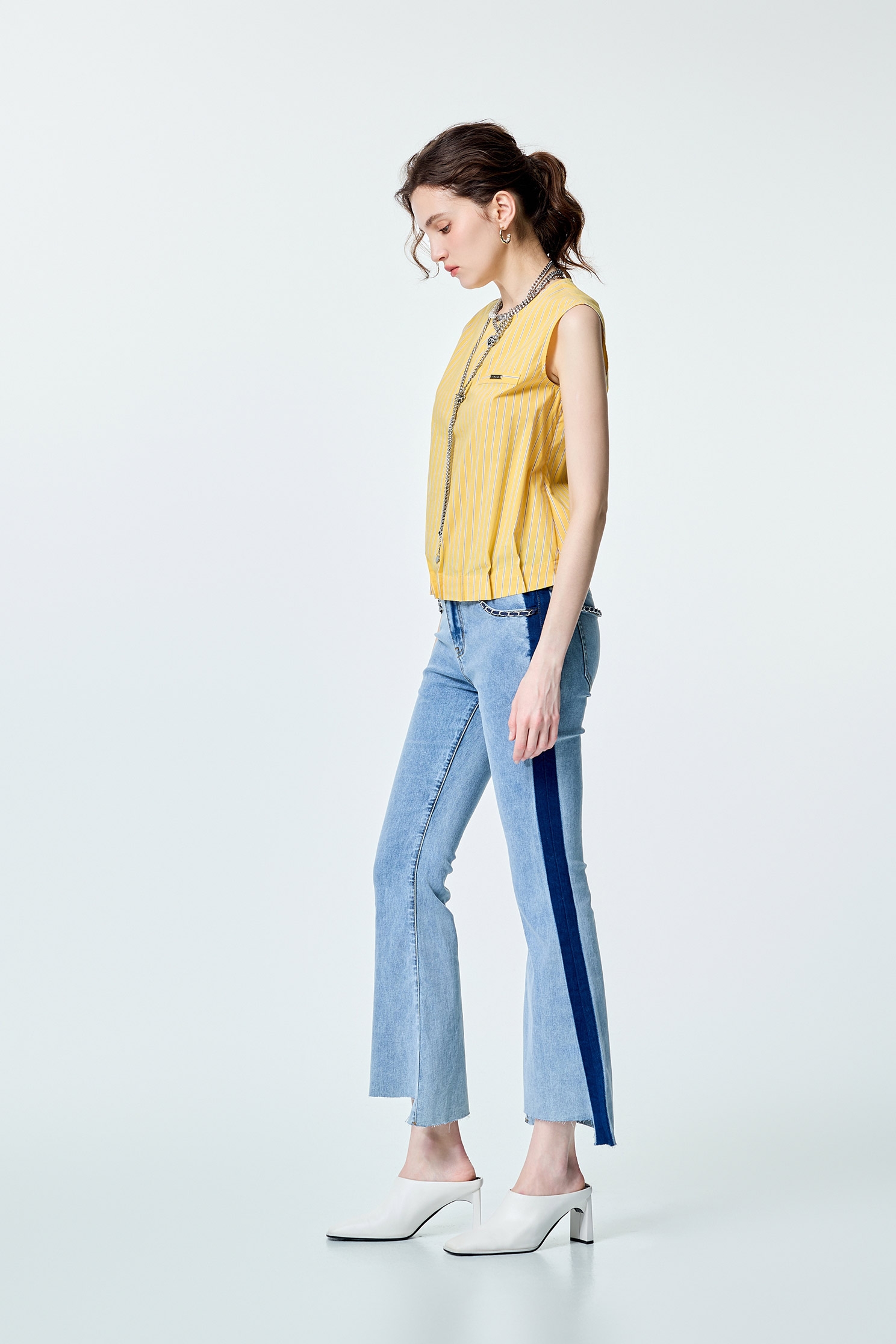 黃條襯衫下擺打折背心黃條襯衫下擺打折背心,一般背心,一般背心馬甲,春夏穿搭,無袖上衣,約會特輯,背心,襯衫,輕奢度假,輕奢渡假,飾品