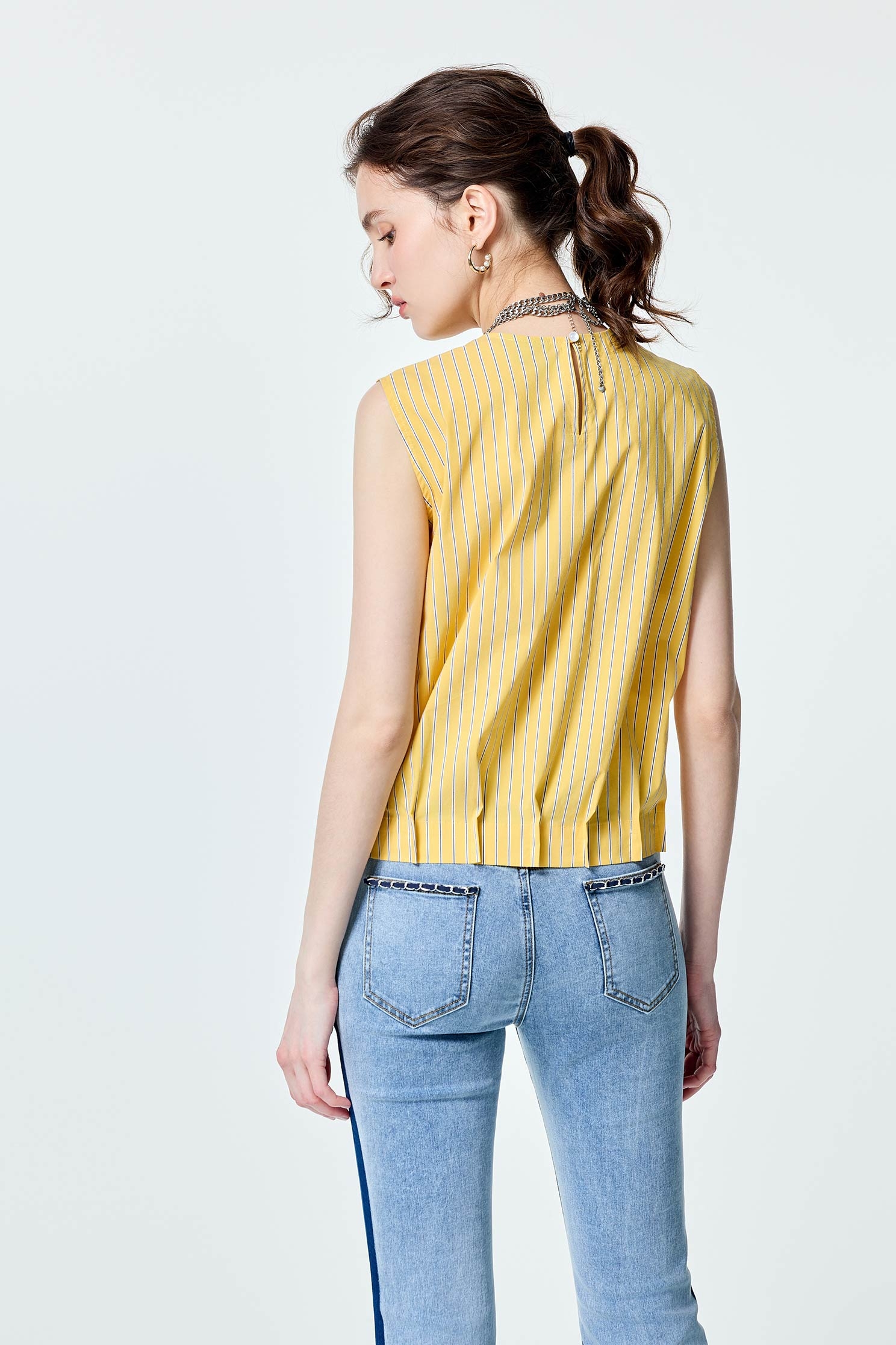 黃條襯衫下擺打折背心黃條襯衫下擺打折背心,一般背心,一般背心馬甲,春夏穿搭,無袖上衣,約會特輯,背心,襯衫,輕奢度假,輕奢渡假,飾品