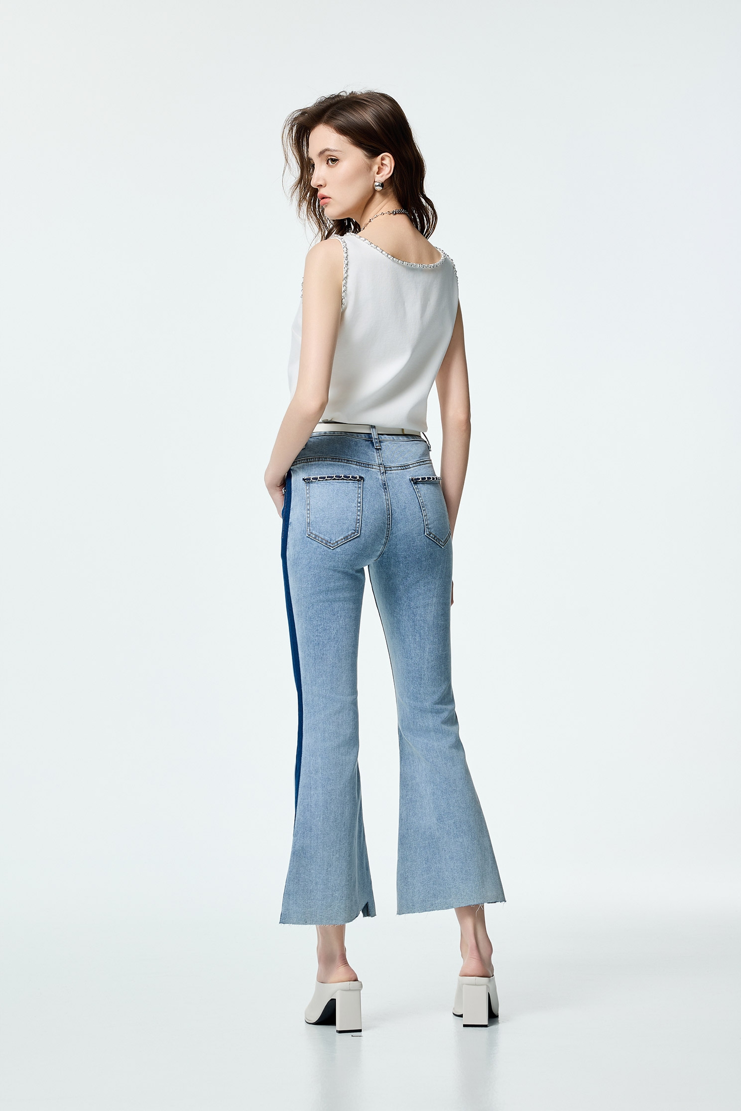 小香風白色鏈條小背心小香風白色鏈條小背心,一般背心,一般背心馬甲,小香風,春夏穿搭,白色背心,繡花,背心,輕奢度假,輕奢渡假