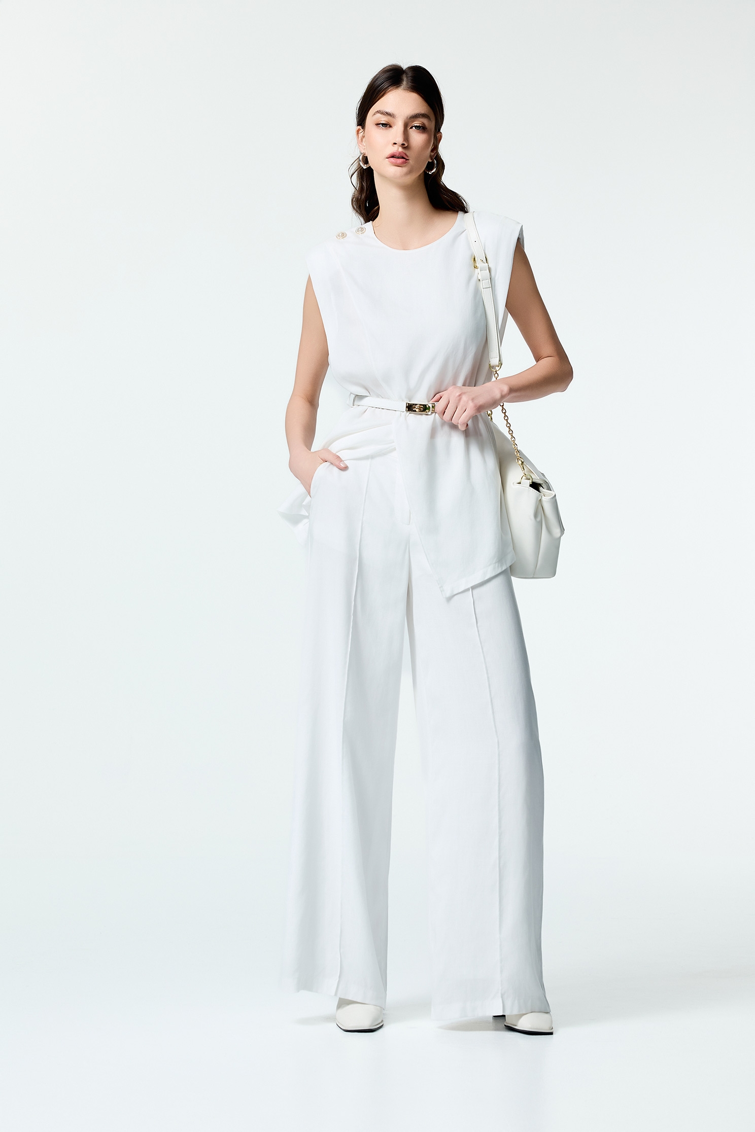 左右相交長版棉麻背心左右相交長版棉麻背心,一般背心,一般背心馬甲,上班OL穿搭,春夏穿搭,時髦成套搭配,無袖上衣,珍珠,白色背心,背心,腰帶,輕奢度假,輕奢渡假