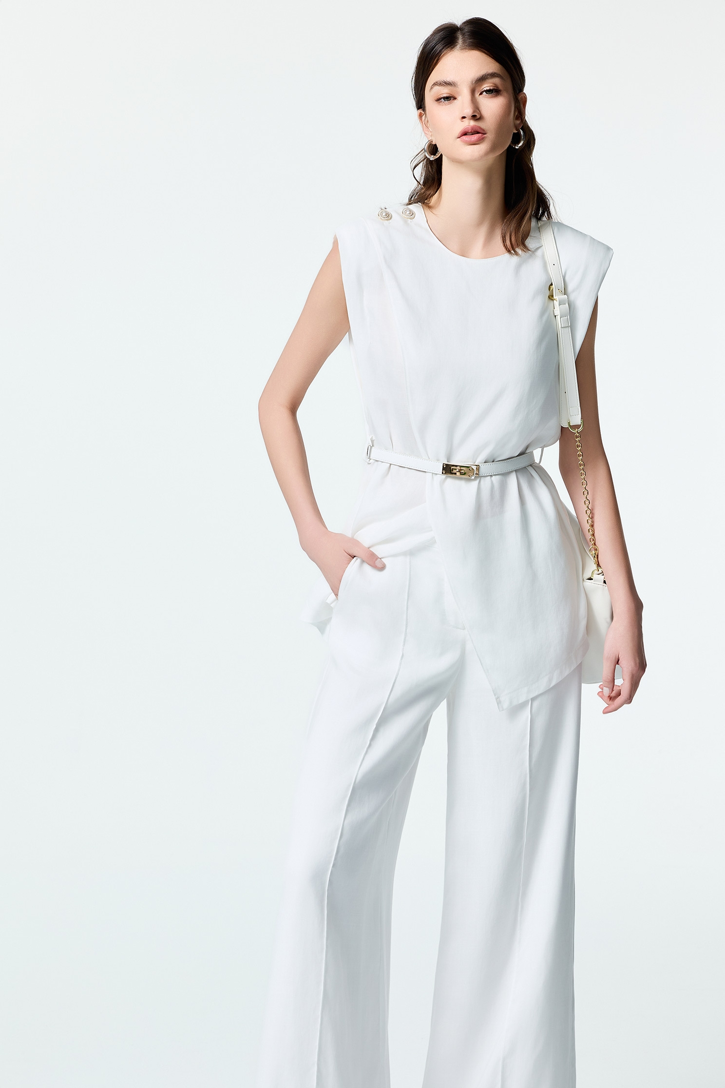 左右相交長版棉麻背心左右相交長版棉麻背心,一般背心,一般背心馬甲,上班OL穿搭,春夏穿搭,時髦成套搭配,無袖上衣,珍珠,白色背心,背心,腰帶,輕奢度假,輕奢渡假