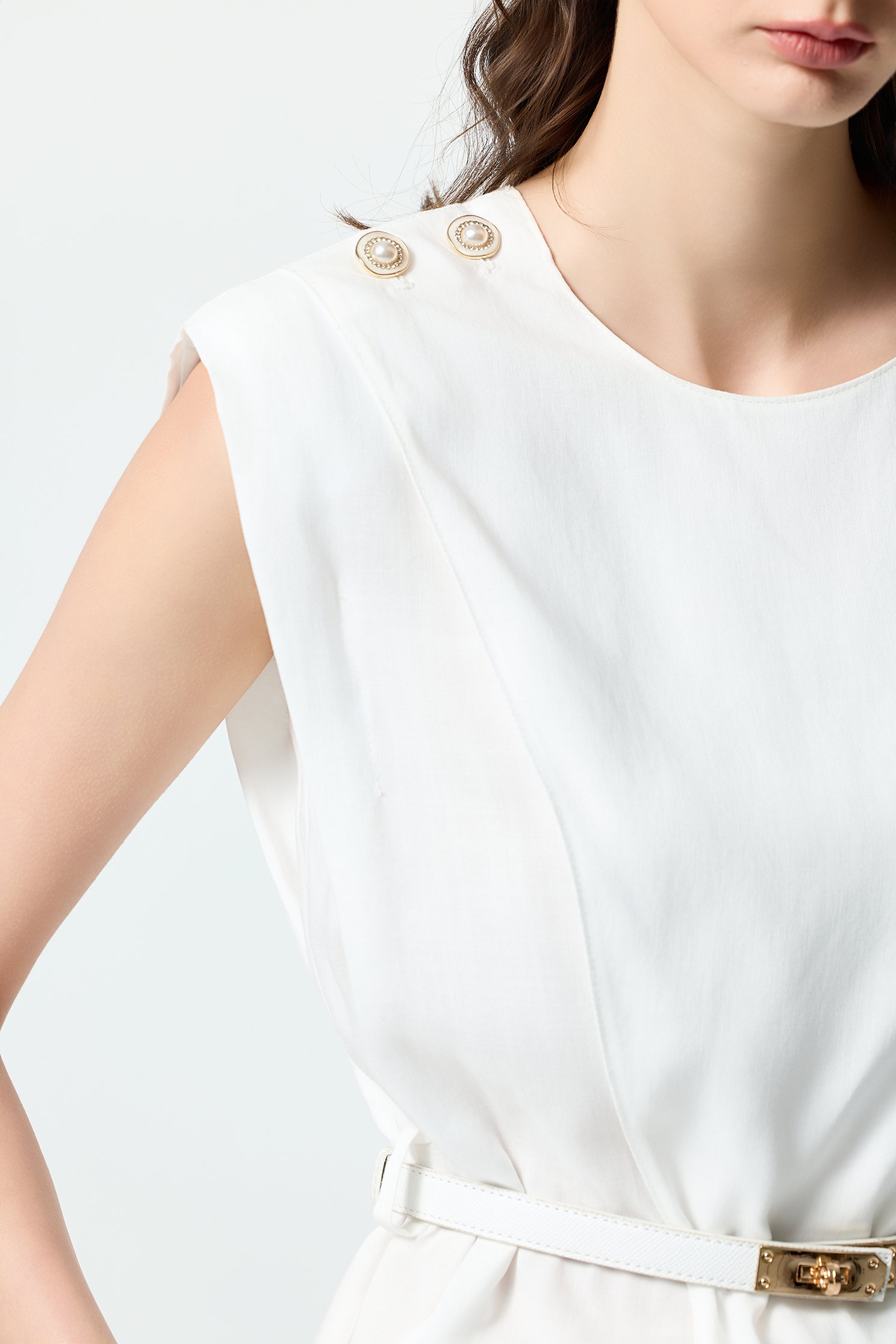 左右相交長版棉麻背心左右相交長版棉麻背心,一般背心,一般背心馬甲,上班OL穿搭,春夏穿搭,時髦成套搭配,無袖上衣,珍珠,白色背心,背心,腰帶,輕奢度假,輕奢渡假