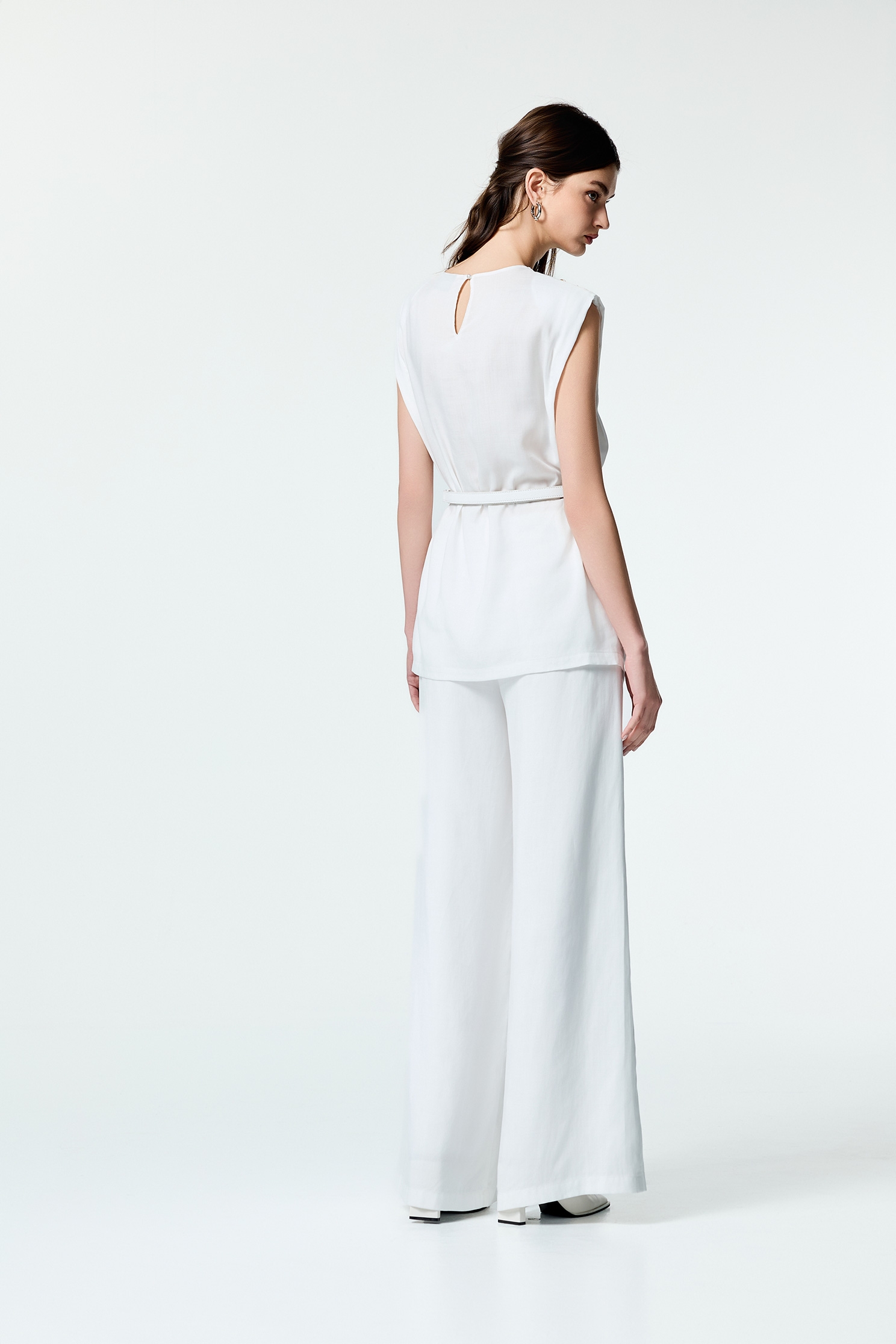 左右相交長版棉麻背心左右相交長版棉麻背心,一般背心,一般背心馬甲,上班OL穿搭,春夏穿搭,時髦成套搭配,無袖上衣,珍珠,白色背心,背心,腰帶,輕奢度假,輕奢渡假