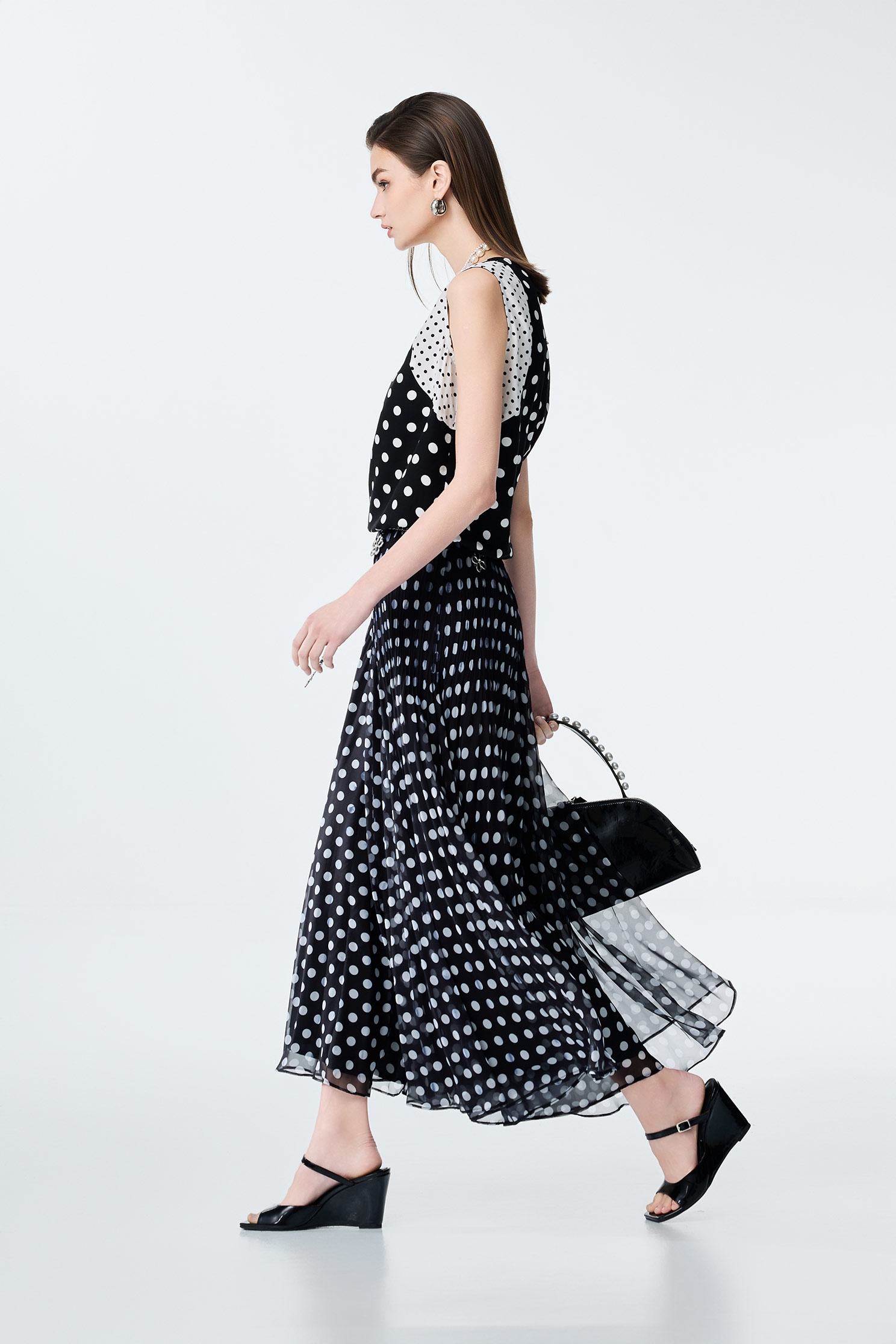 黑白點切接變化背心黑白點切接變化背心,一般背心,一般背心馬甲,上班OL穿搭,人氣商品,春夏穿搭,波點,背心,輕奢度假,輕奢渡假