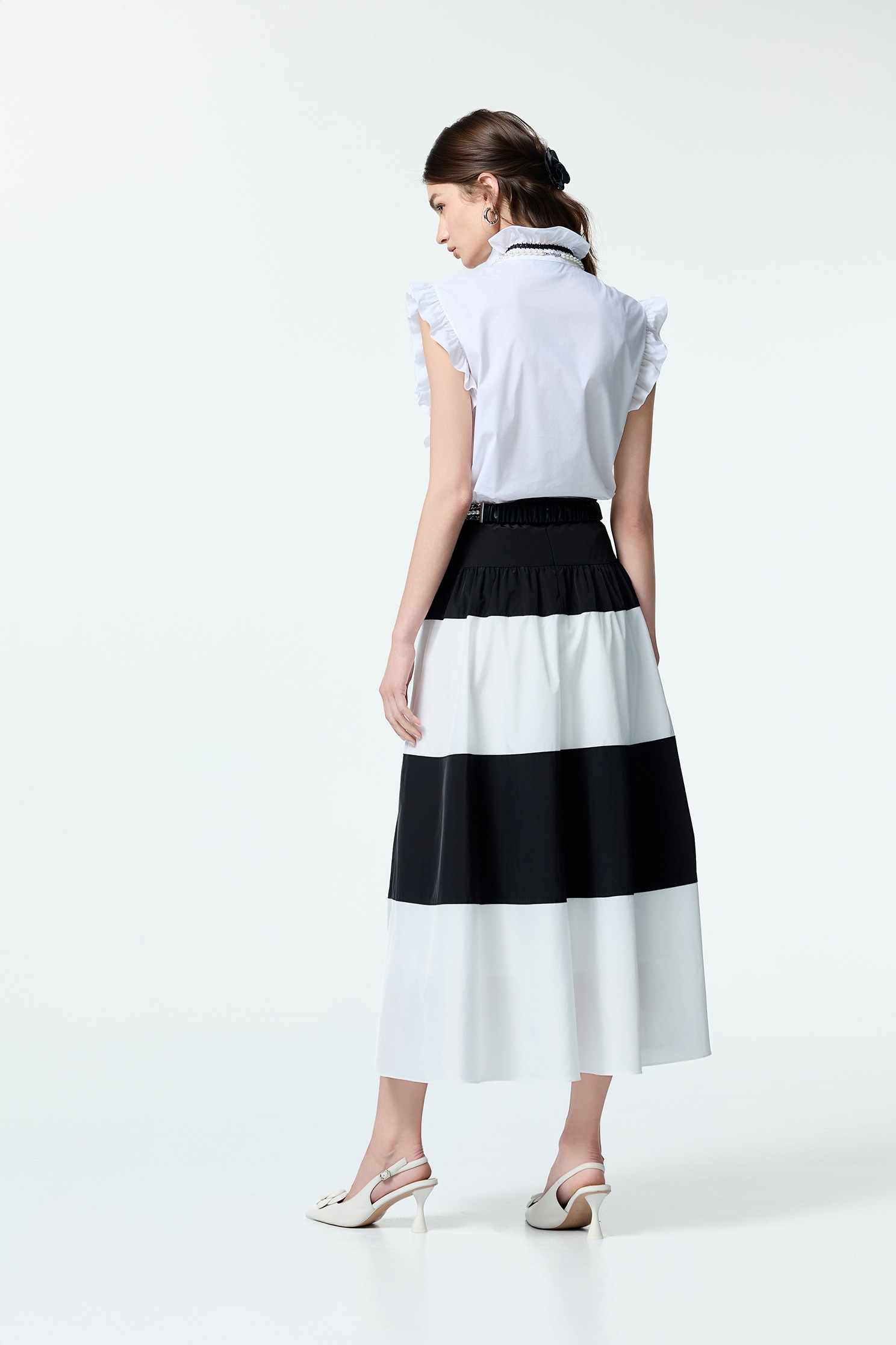 花朵別針式荷葉襯衫背心花朵別針式荷葉襯衫背心,一般背心,一般背心馬甲,上班OL穿搭,春夏穿搭,無袖上衣,白色背心,背心,花花世界,荷葉,襯衫