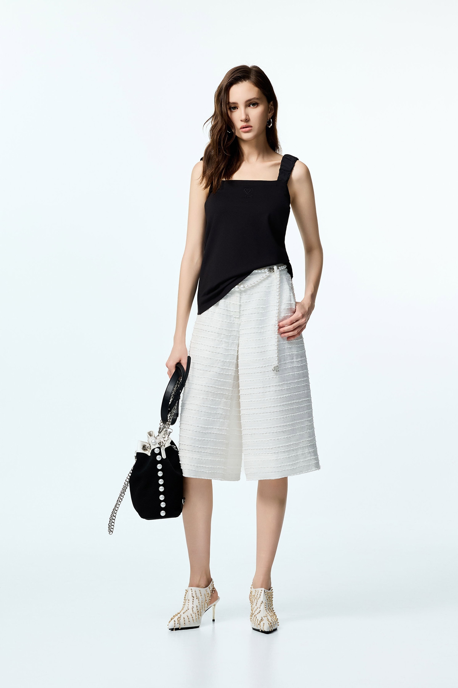 異材拼接愛心繡花背心T異材拼接愛心繡花背心T,一般背心,一般背心馬甲,秋冬穿搭,約會特輯,繡花,背心,輕奢度假,輕奢渡假