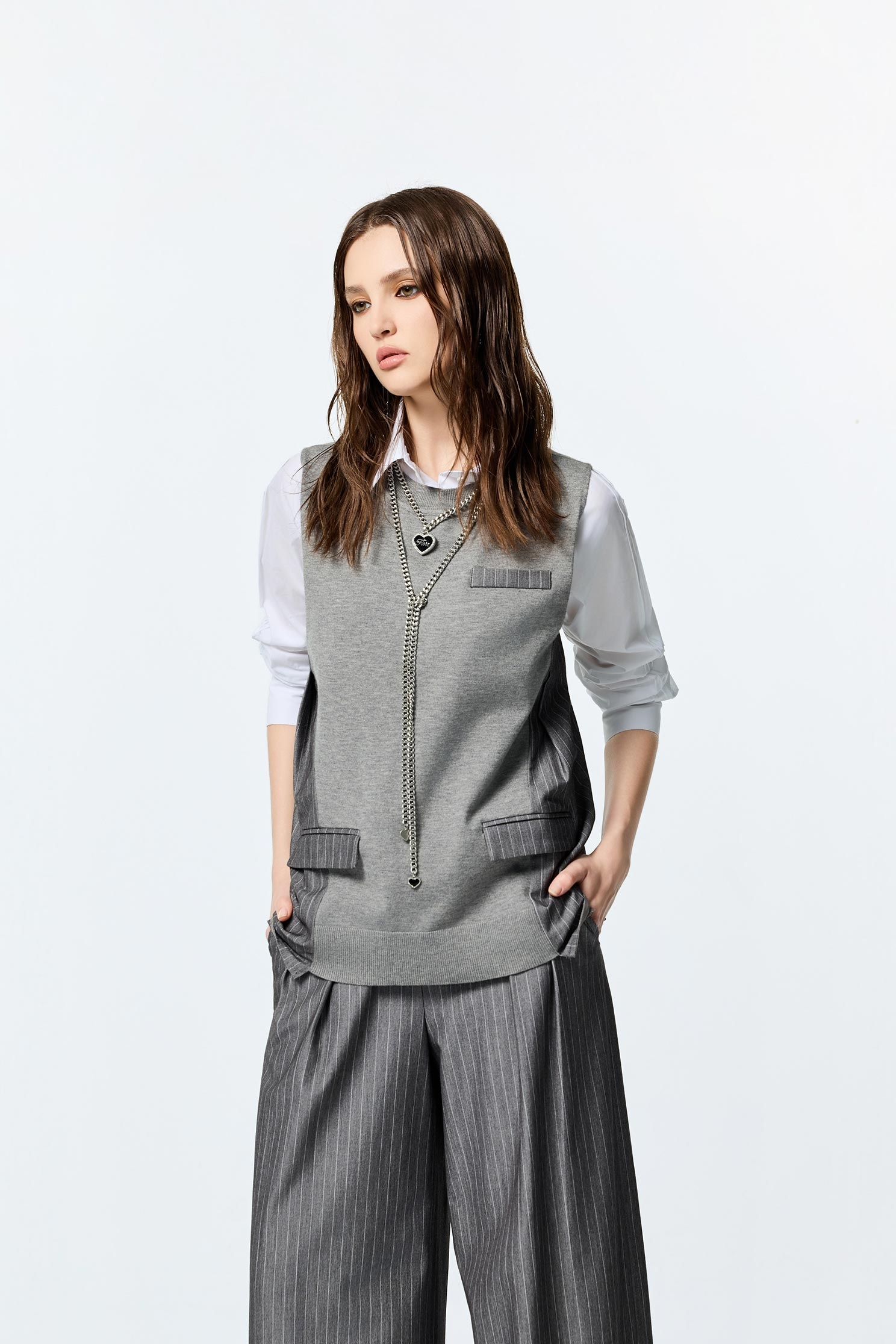 薄暮灰異材質拼接上衣薄暮灰異材質拼接上衣,一般背心,一般背心馬甲,上班OL穿搭,上衣,條紋,無袖背心,秋冬穿搭,背心,針織