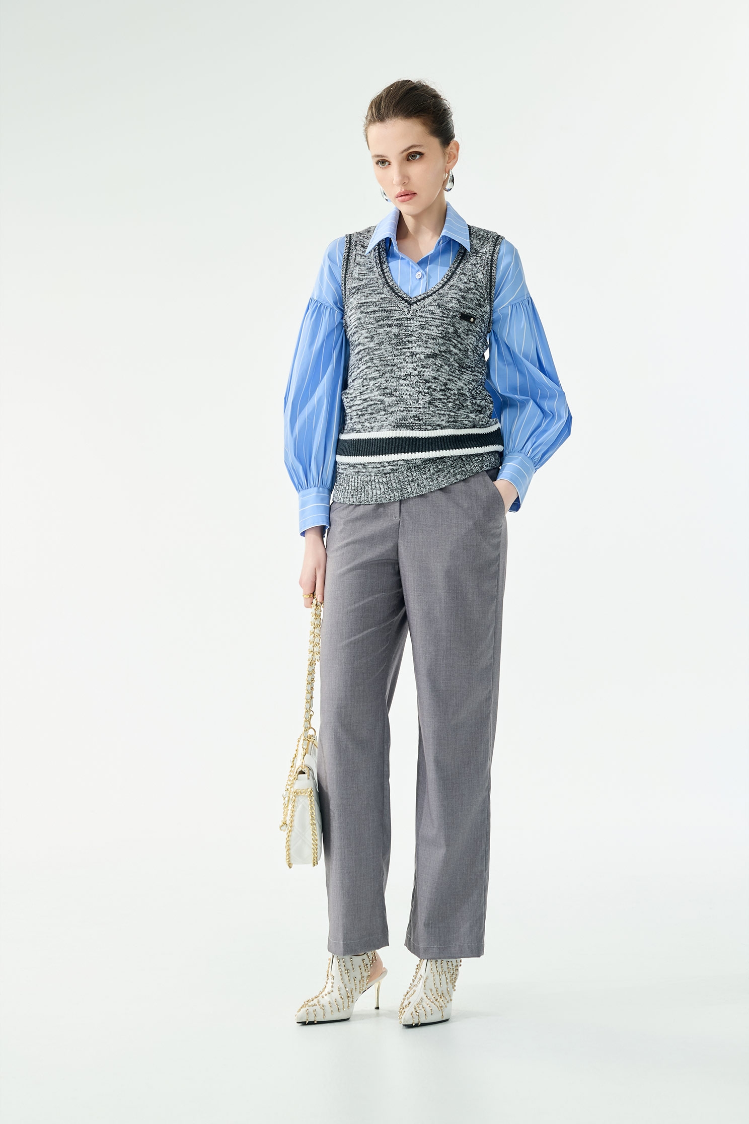 靜謐灰崁色邊針織背心靜謐灰崁色邊針織背心,V領背心,一般背心,一般背心馬甲,上班OL穿搭,秋冬穿搭,背心,針織,針織背心