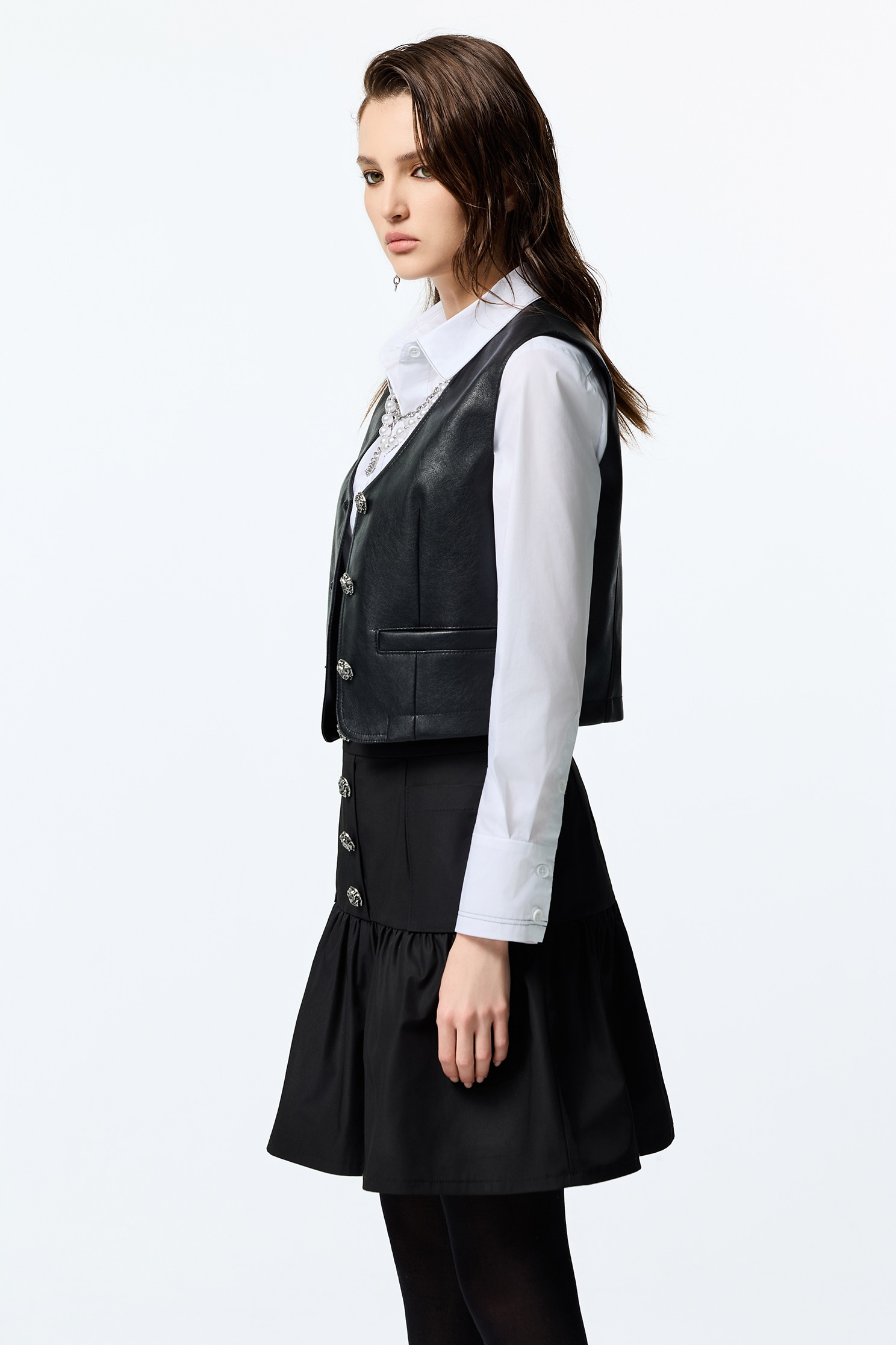 皮革合身西裝式背心皮革合身西裝式背心,一般背心,一般背心馬甲,上班OL穿搭,時髦成套搭配,皮革,秋冬穿搭,背心