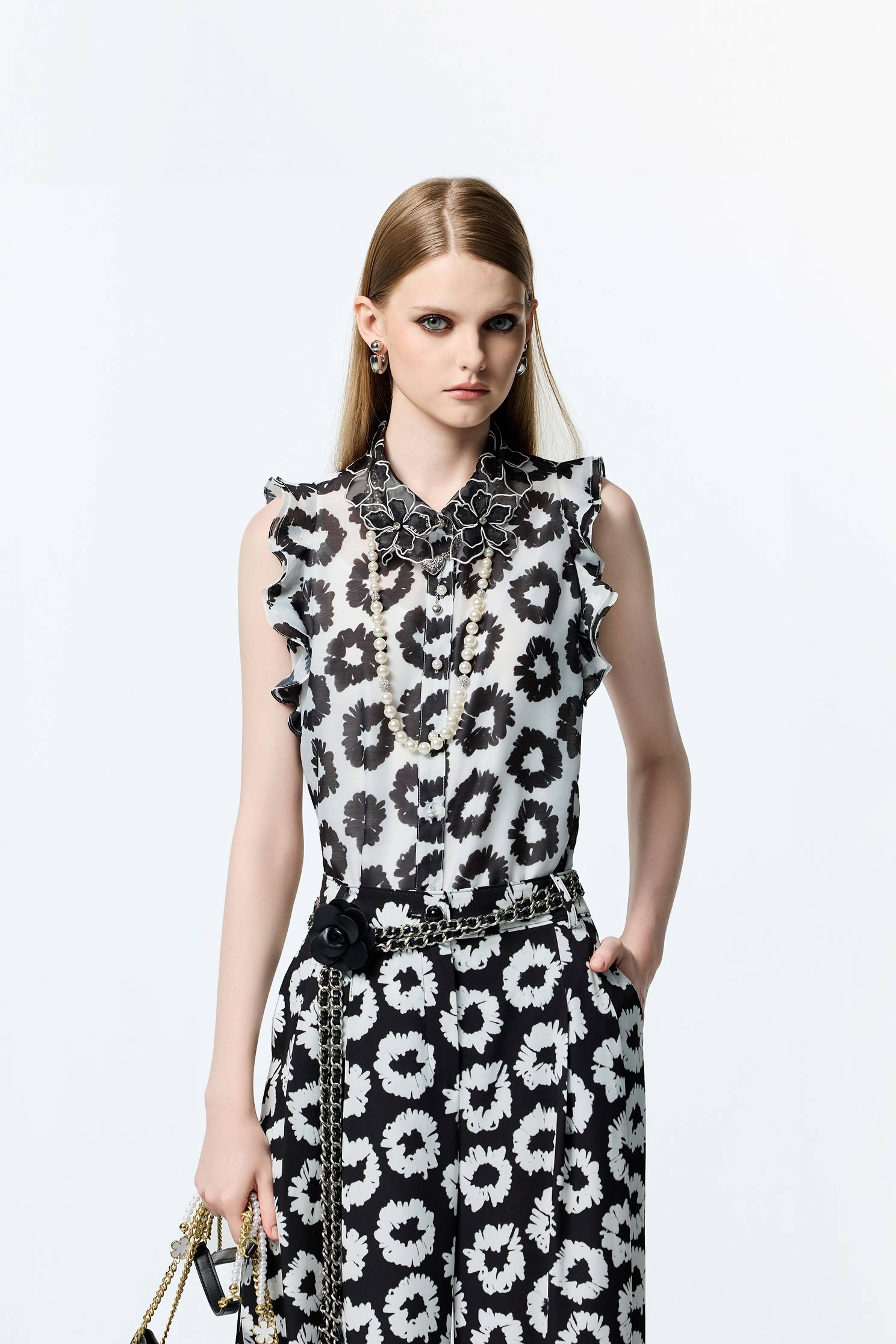 黑白手繪花荷葉背心上衣黑白手繪花荷葉背心上衣,一般背心,一般背心馬甲,上衣,時髦成套搭配,珍珠,秋冬穿搭,背心,荷葉