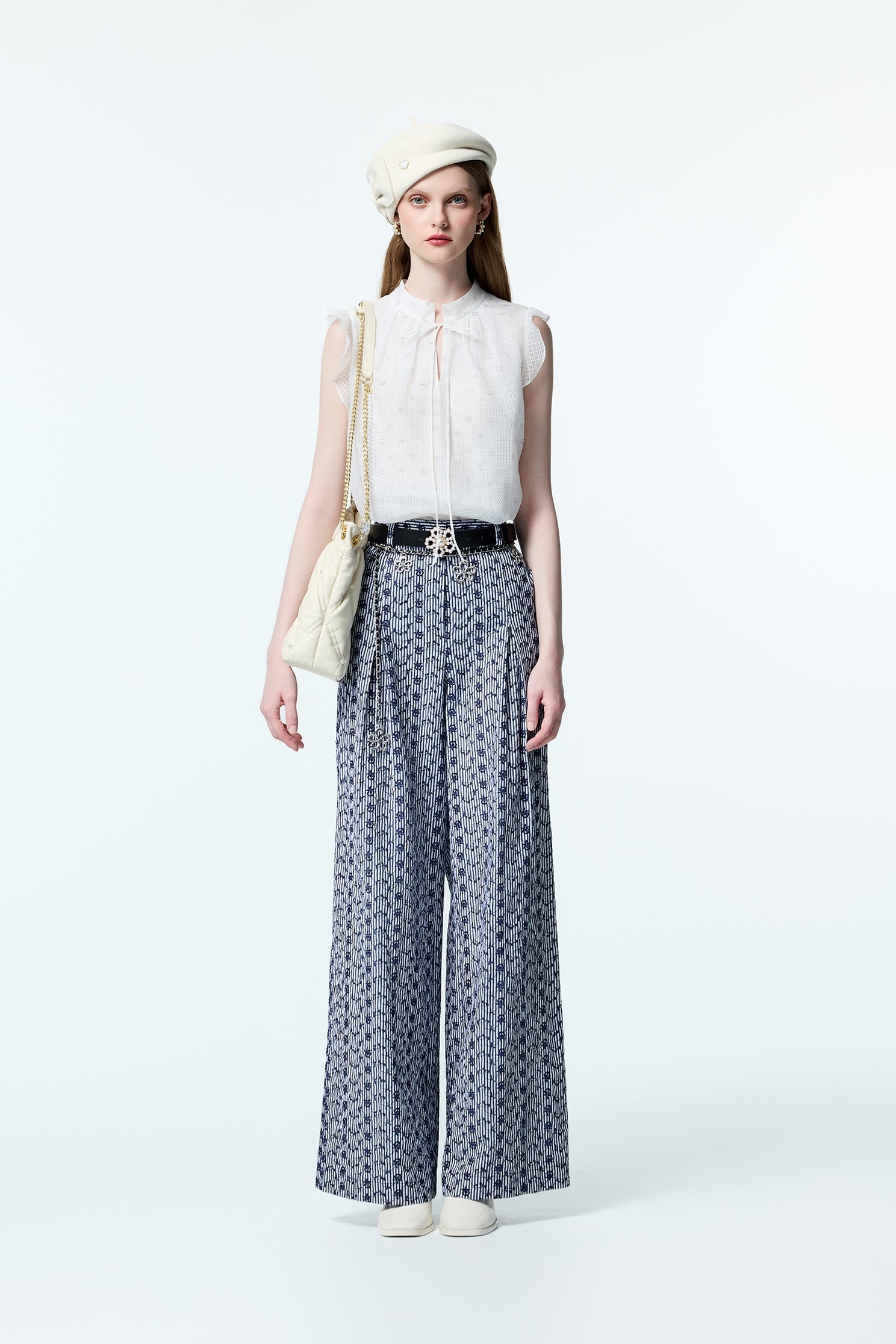 白奎色閃亮光澤上衣白奎色閃亮光澤上衣,上班OL穿搭,上衣,人氣商品,秋冬穿搭,約會特輯,花花世界,輕奢度假,輕奢渡假