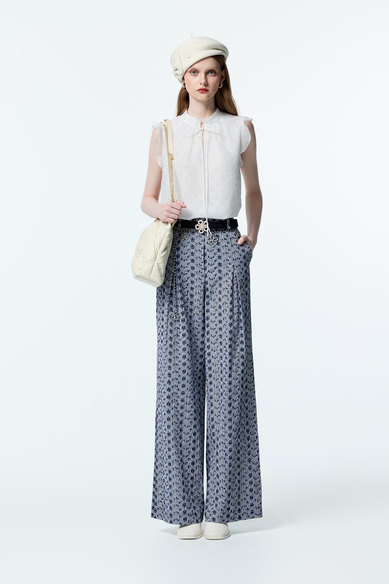 白奎色閃亮光澤上衣白奎色閃亮光澤上衣,上班OL穿搭,上衣,人氣商品,秋冬穿搭,約會特輯,花花世界,輕奢度假,輕奢渡假